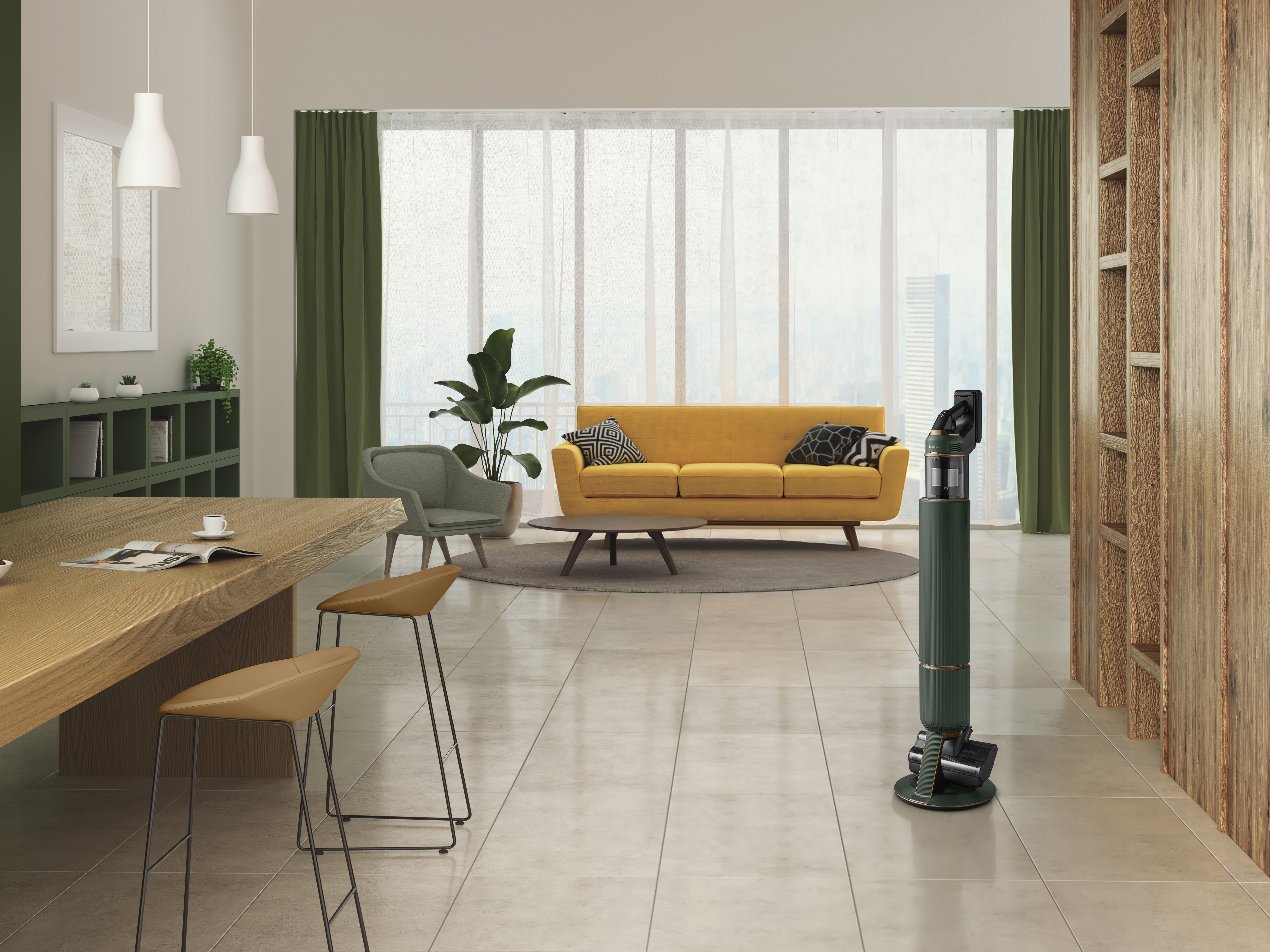 Ein Raum mit einem gelben Sofa, einem Holztisch mit Hockern und einem Staubsauger.