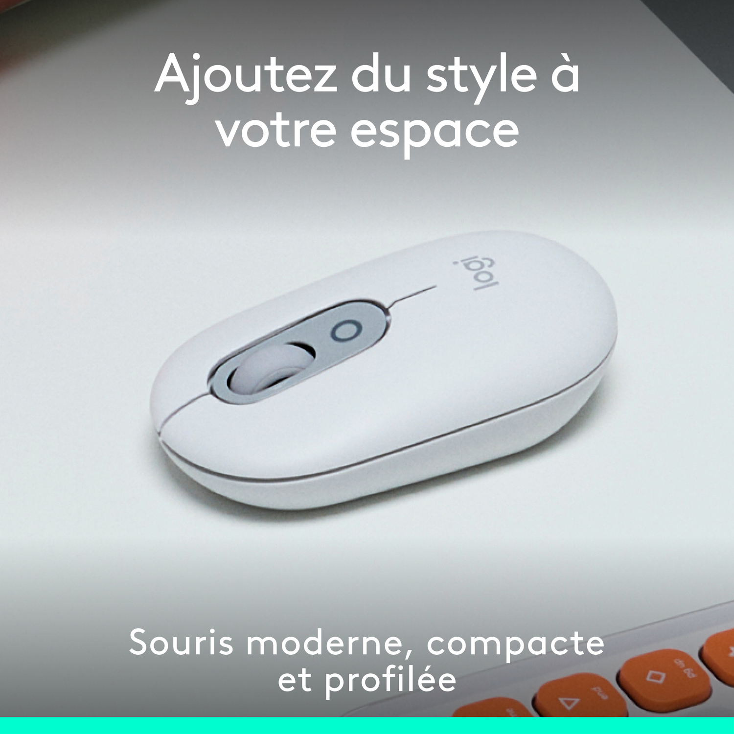 Souris Logitech blanche sur une surface blanche. Elle possède une molette centrale et deux boutons.