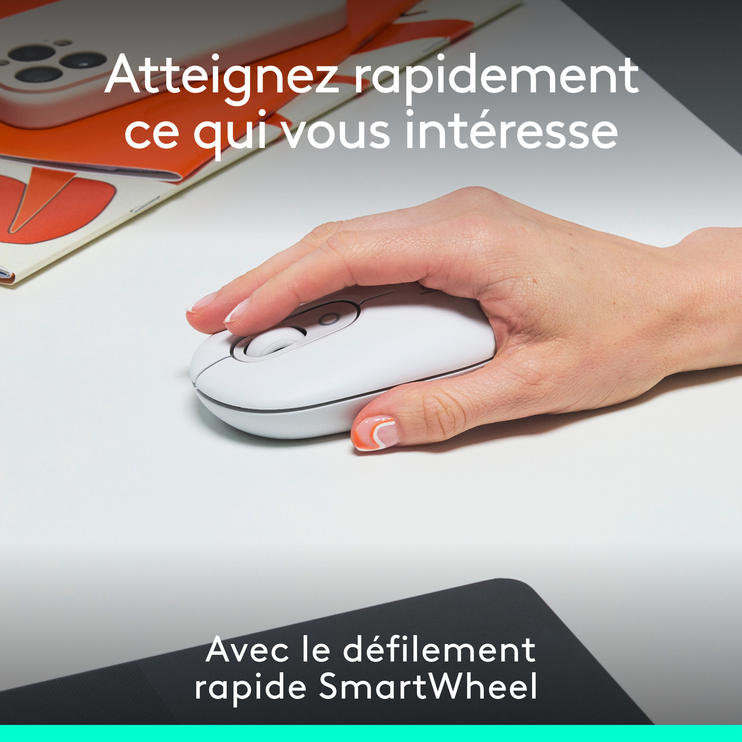 Main utilisant une souris blanche sur une surface blanche, avec texte superposé.