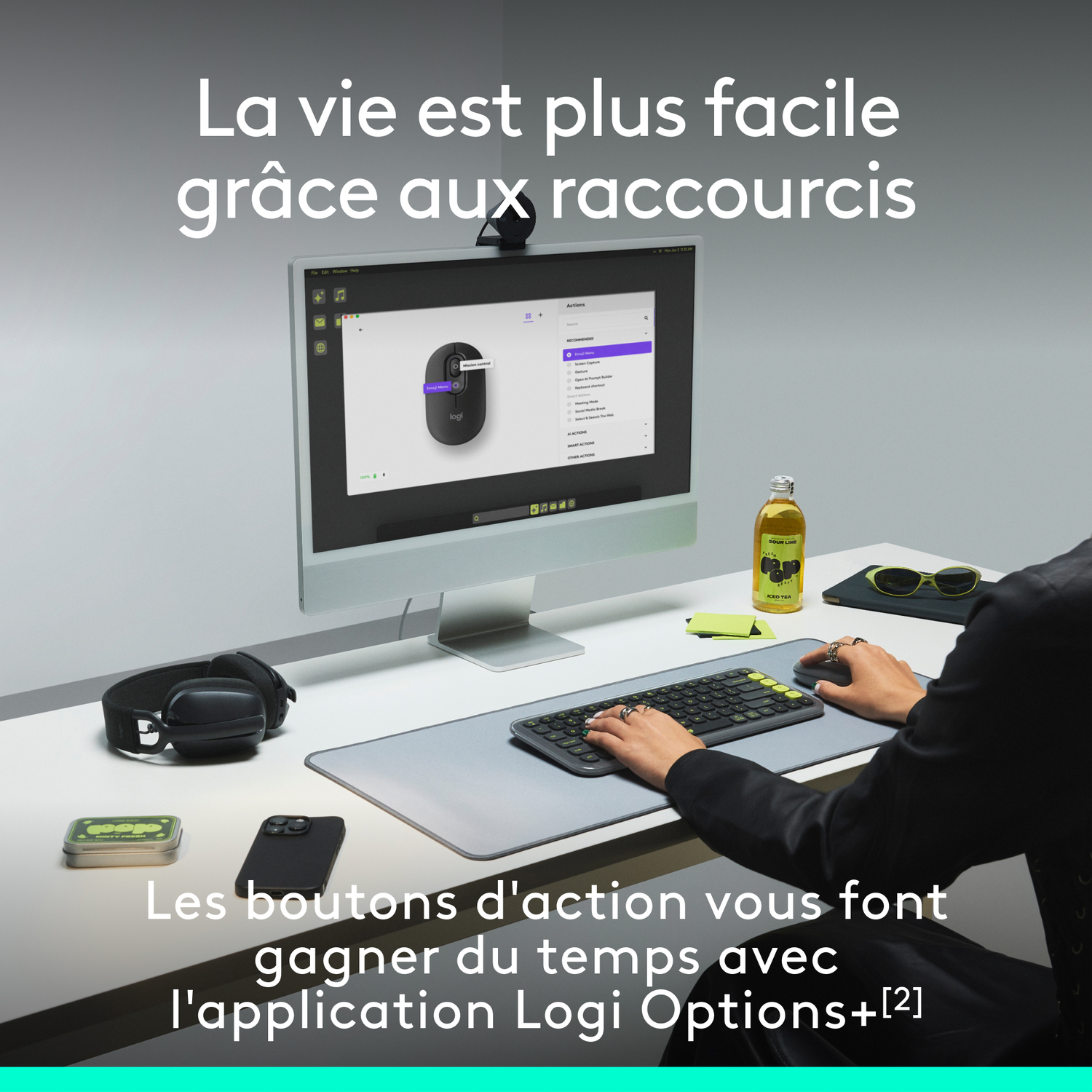 Une personne utilise un ordinateur avec des périphériques sur un bureau. Texte en français en haut.