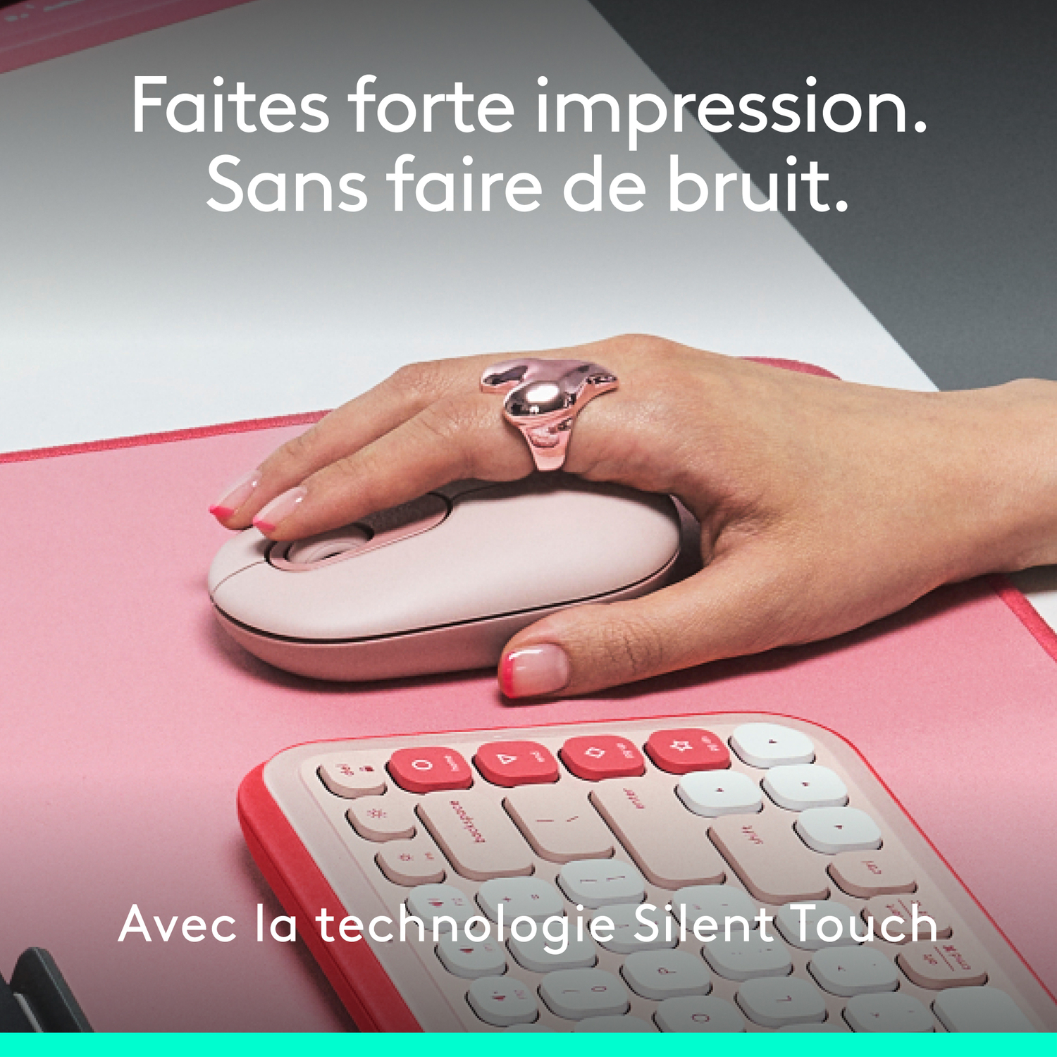 Main de femme avec une bague rose utilisant une souris et un clavier roses. Texte en français.