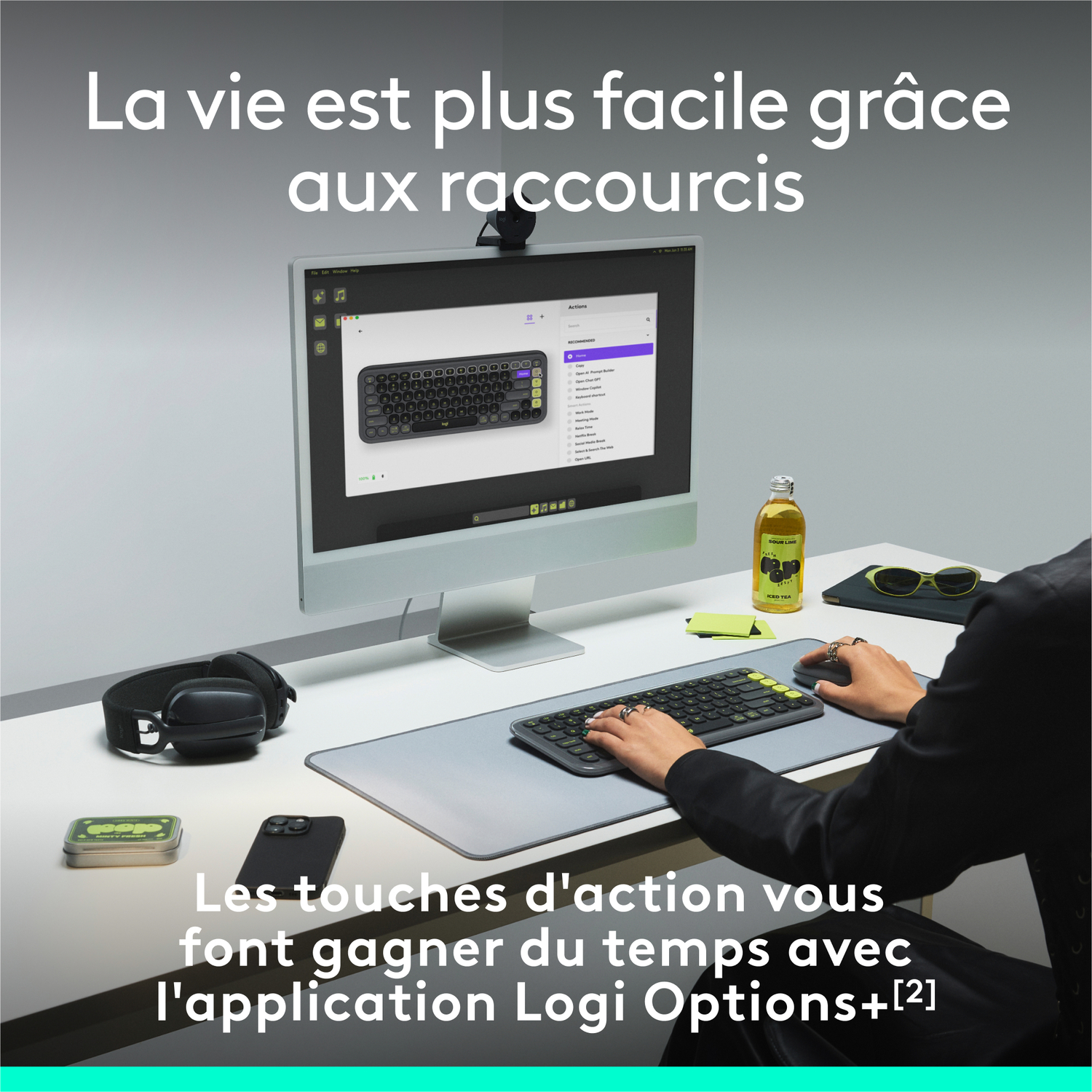 Une personne utilise un clavier et une souris avec un moniteur affichant une interface logicielle.