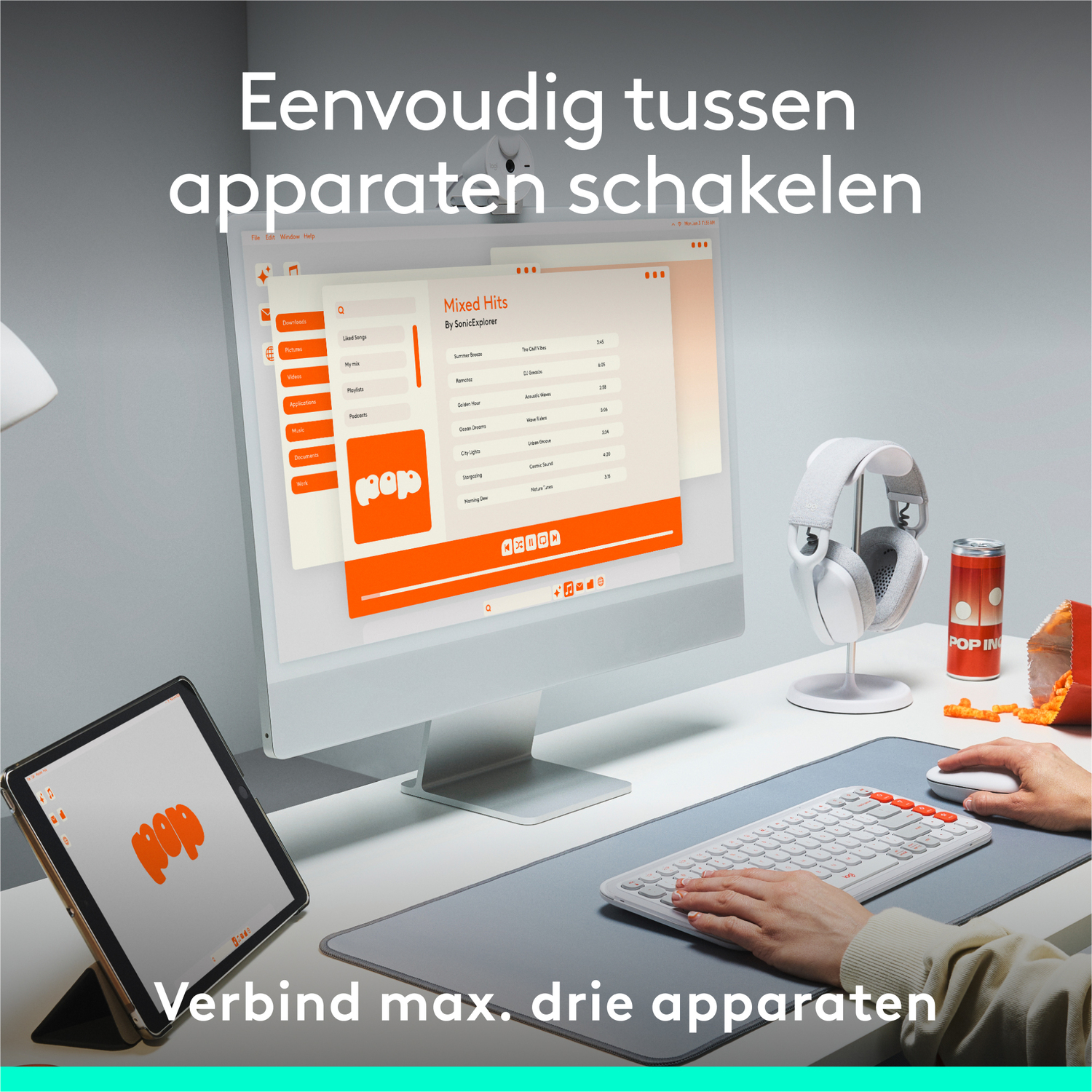 Bureau-opstelling met computer, tablet, koptelefoon en toetsenbord. Tekst in het Nederlands. Rode blik.