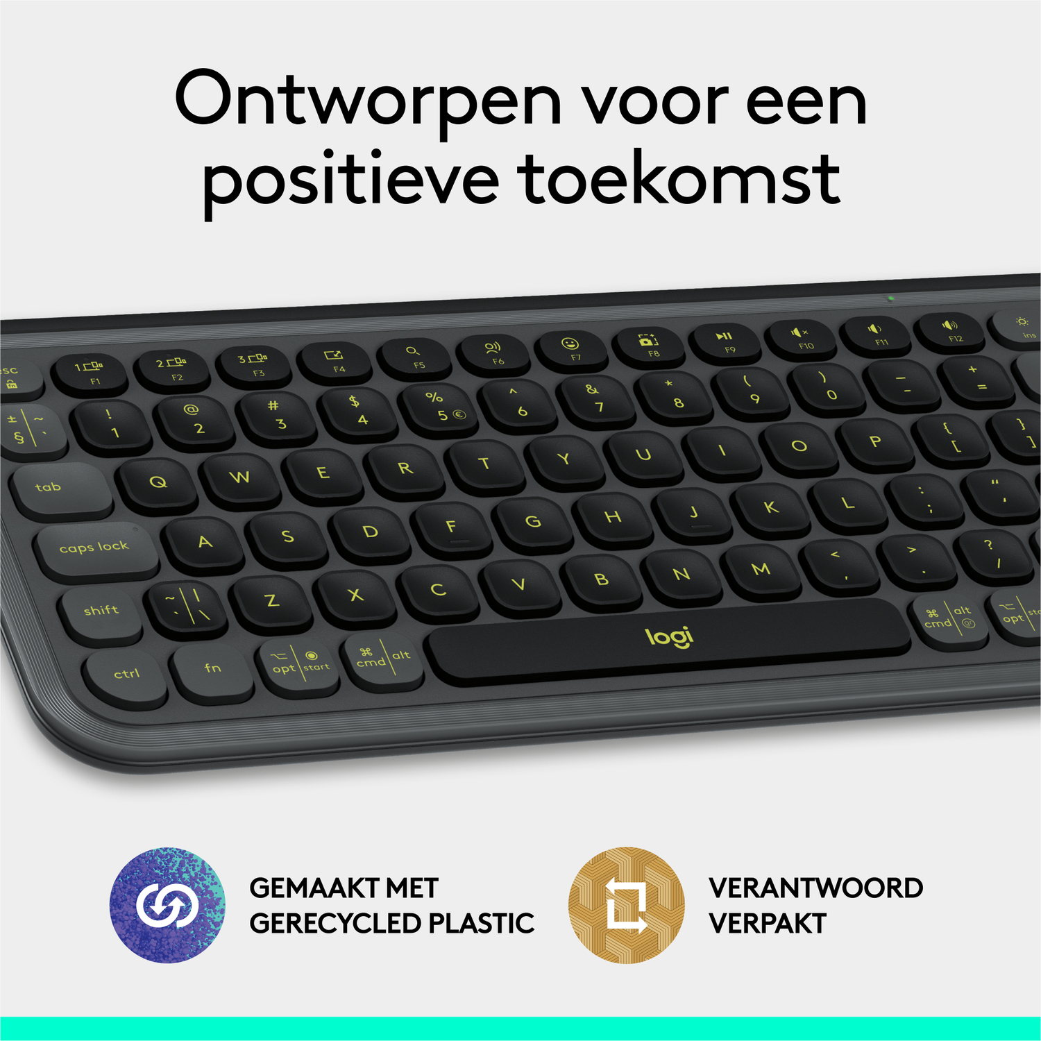 Toetsenbord met groene accenten. Tekst: 'Ontworpen voor een positieve toekomst'. Iconen voor gerecycled plastic.