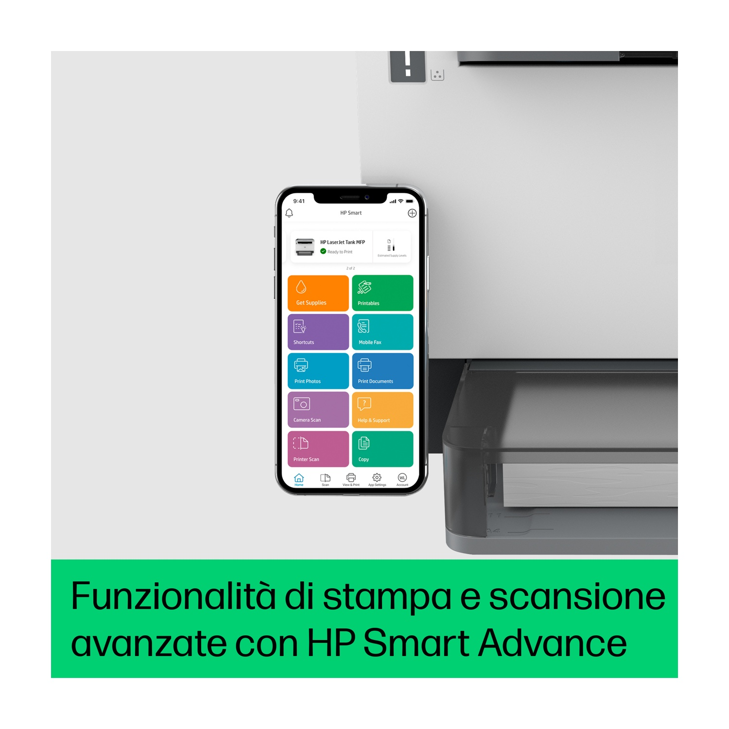 Uno schermo del telefono con l'app HP Smart che mostra le funzioni della stampante accanto a una stampante.
