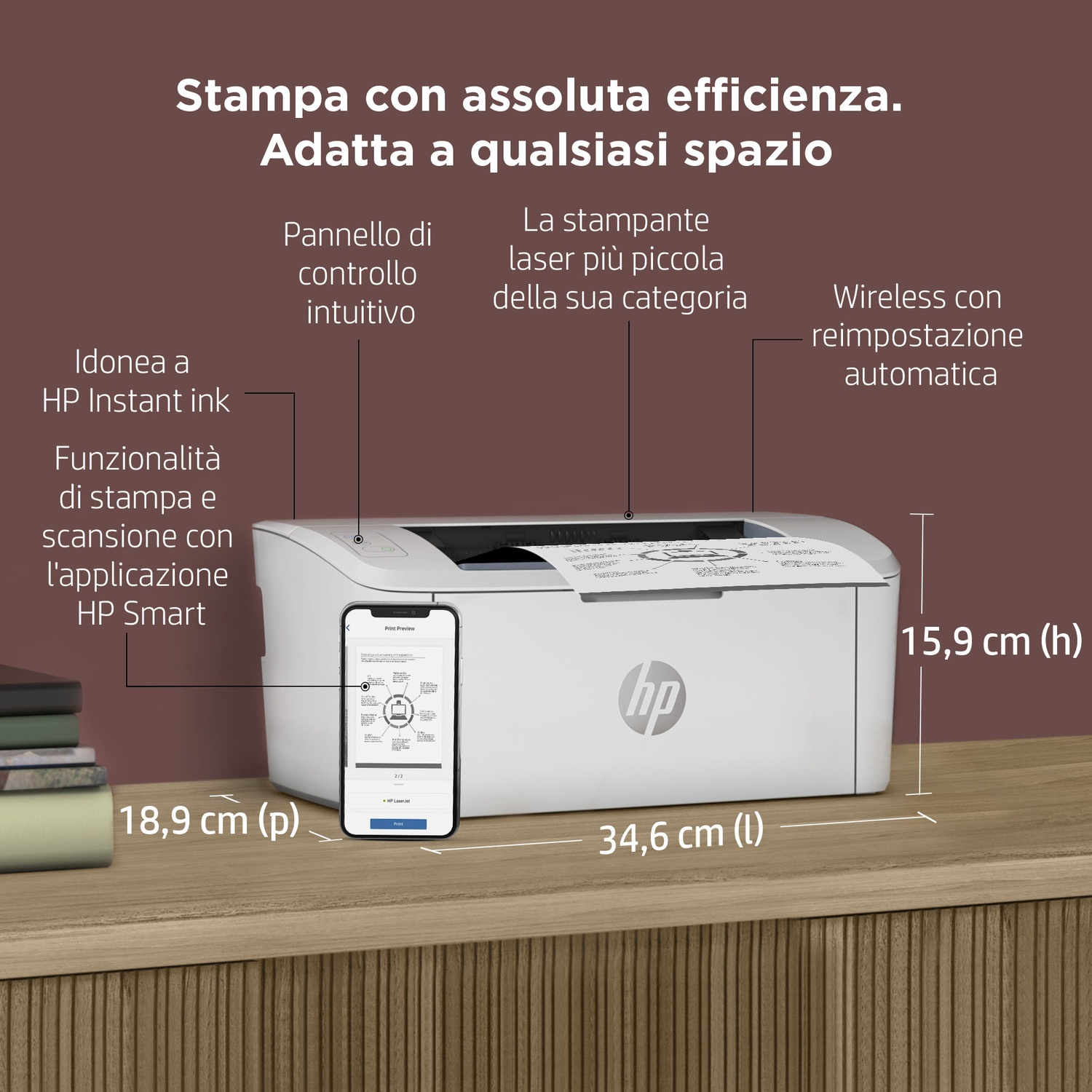 Stampante bianca con telefono che mostra l'app. Etichette con funzionalità e dimensioni su superficie di legno.
