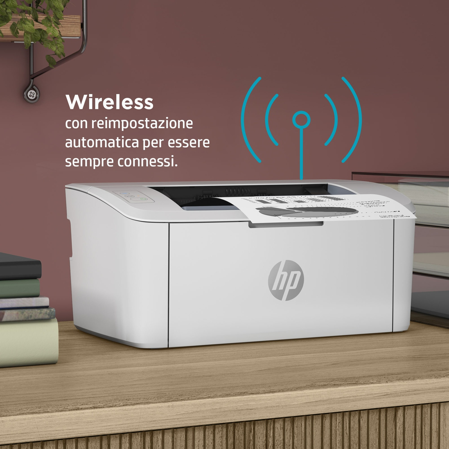 Una stampante bianca su un tavolo di legno con una pila di libri e una pianta. Simbolo Wi-Fi.