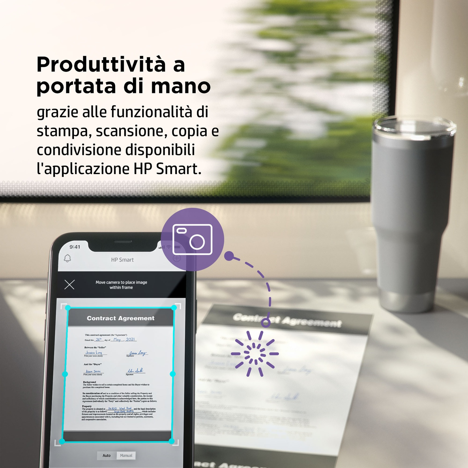 Una persona usa il telefono per scansionare un documento, una tazza di caffè è vicina. Il telefono mostra il documento.
