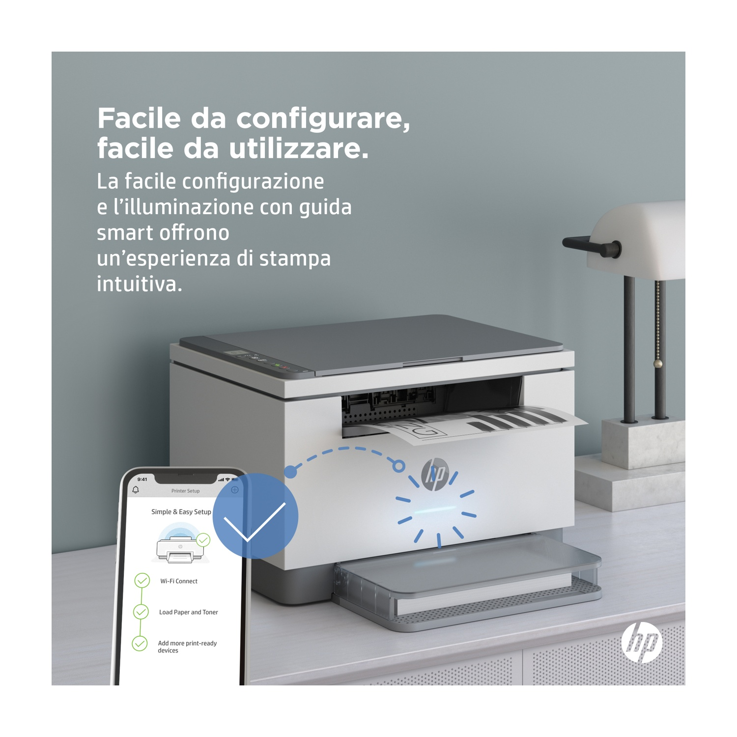 Una stampante con uno smartphone che mostra le istruzioni di configurazione. Luce di accento blu.