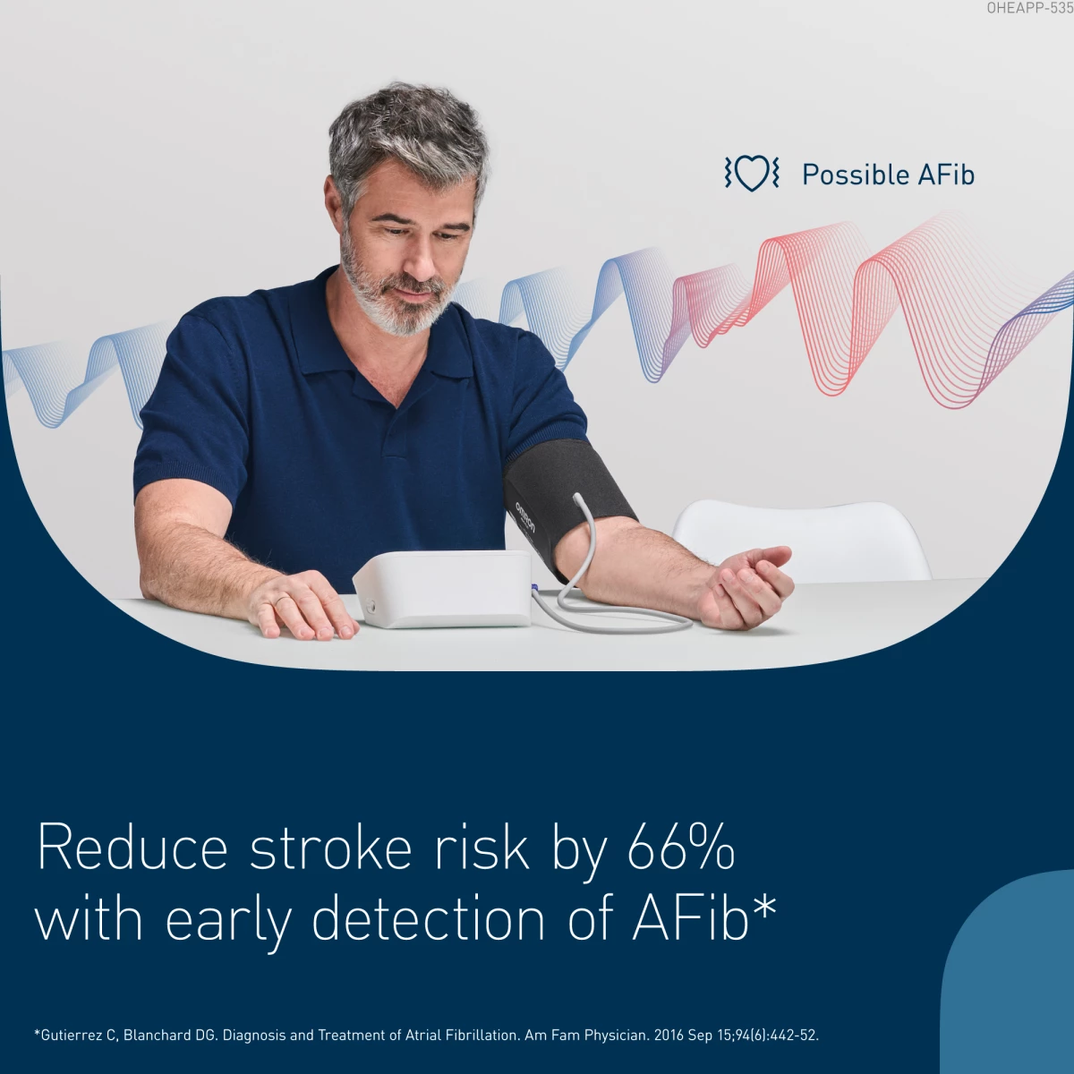 Férfi vérnyomásmérőt használ. Szöveg: a stroke kockázatának 66%-os csökkentése.