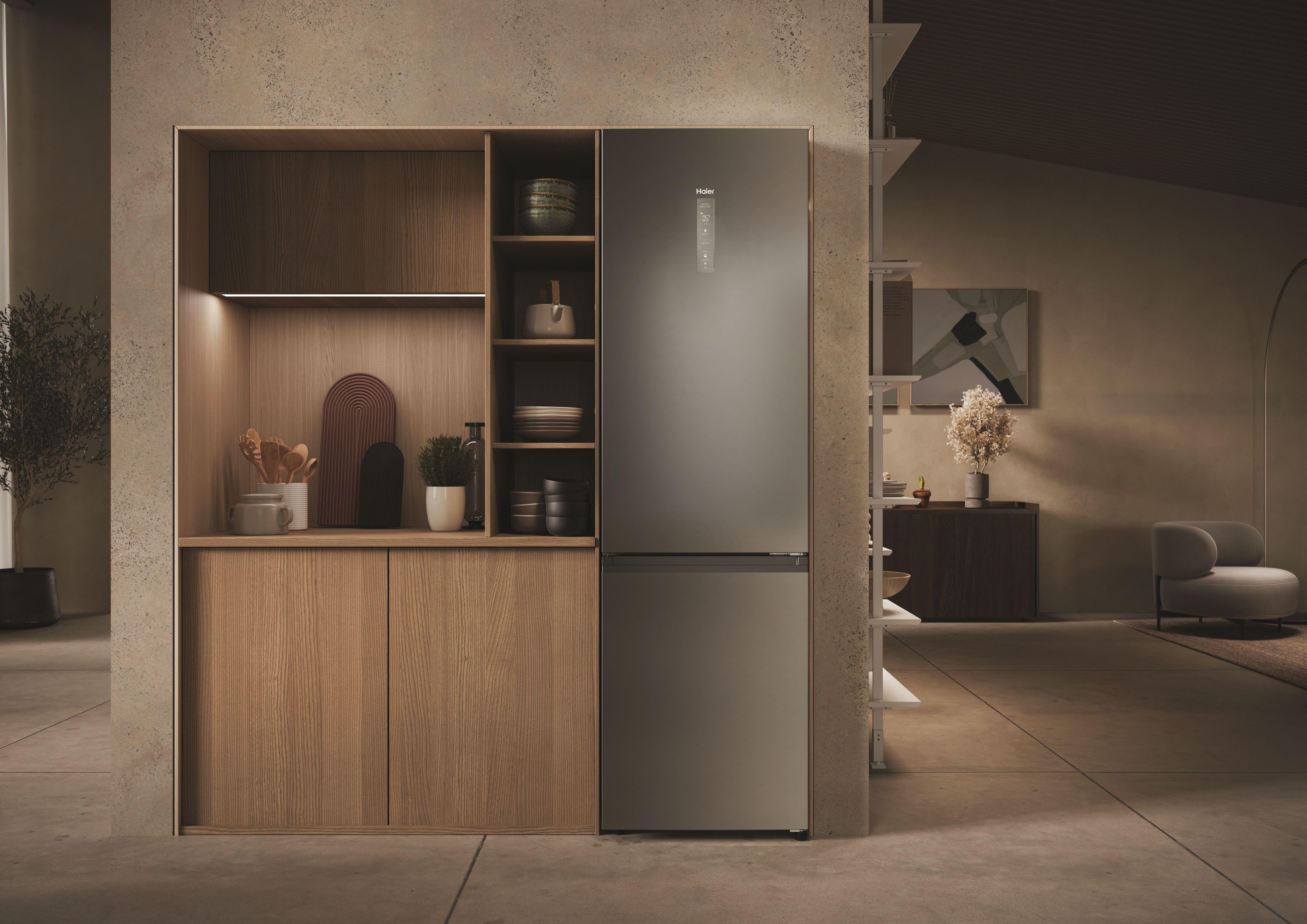 Eine moderne Küche mit einem Haier-Kühlschrank, der in einen Holzschrank eingebaut ist.