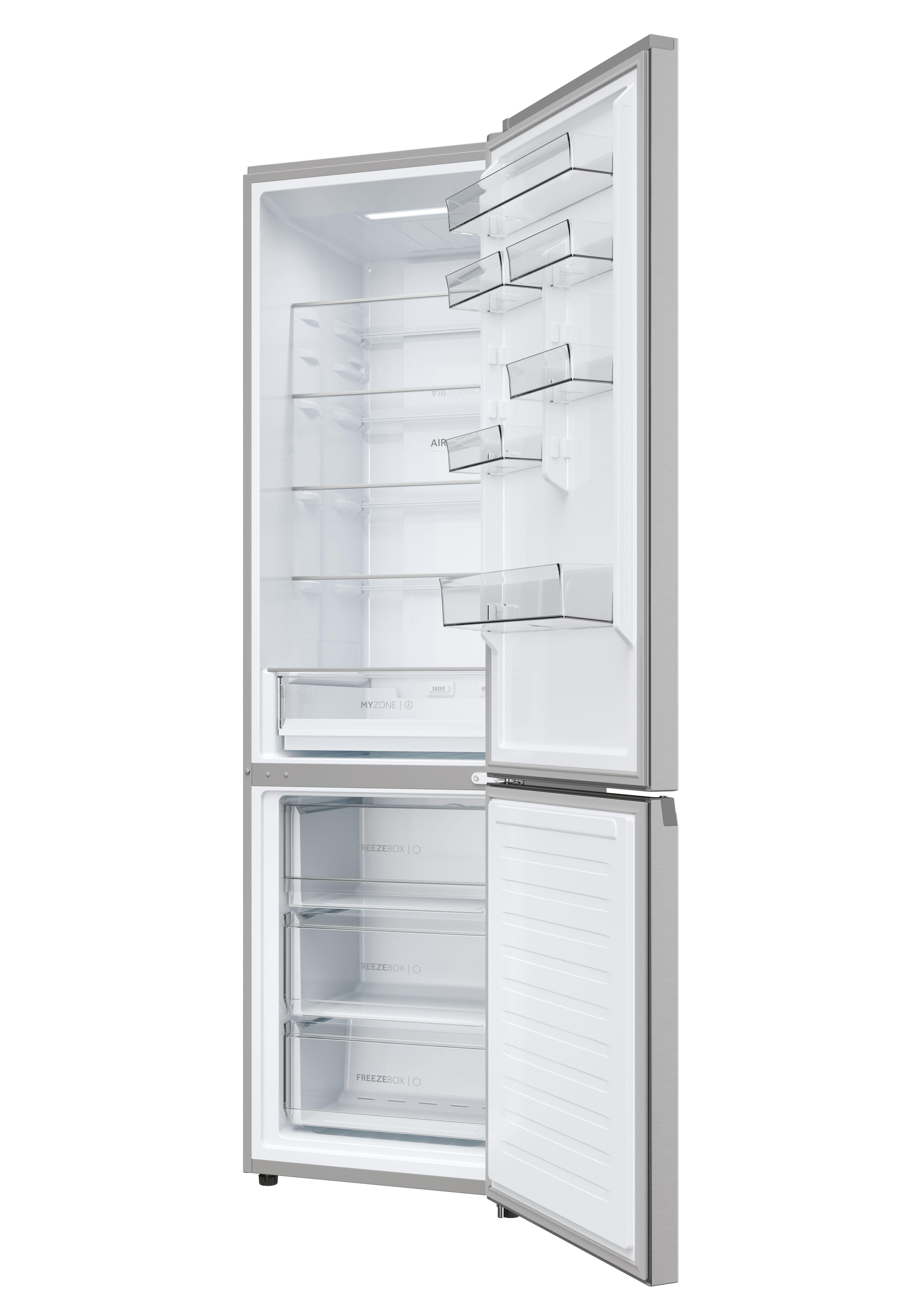 Offener Kühlschrank mit Regalen und Schubladen. Weiße Innenausstattung. Weißer Hintergrund.