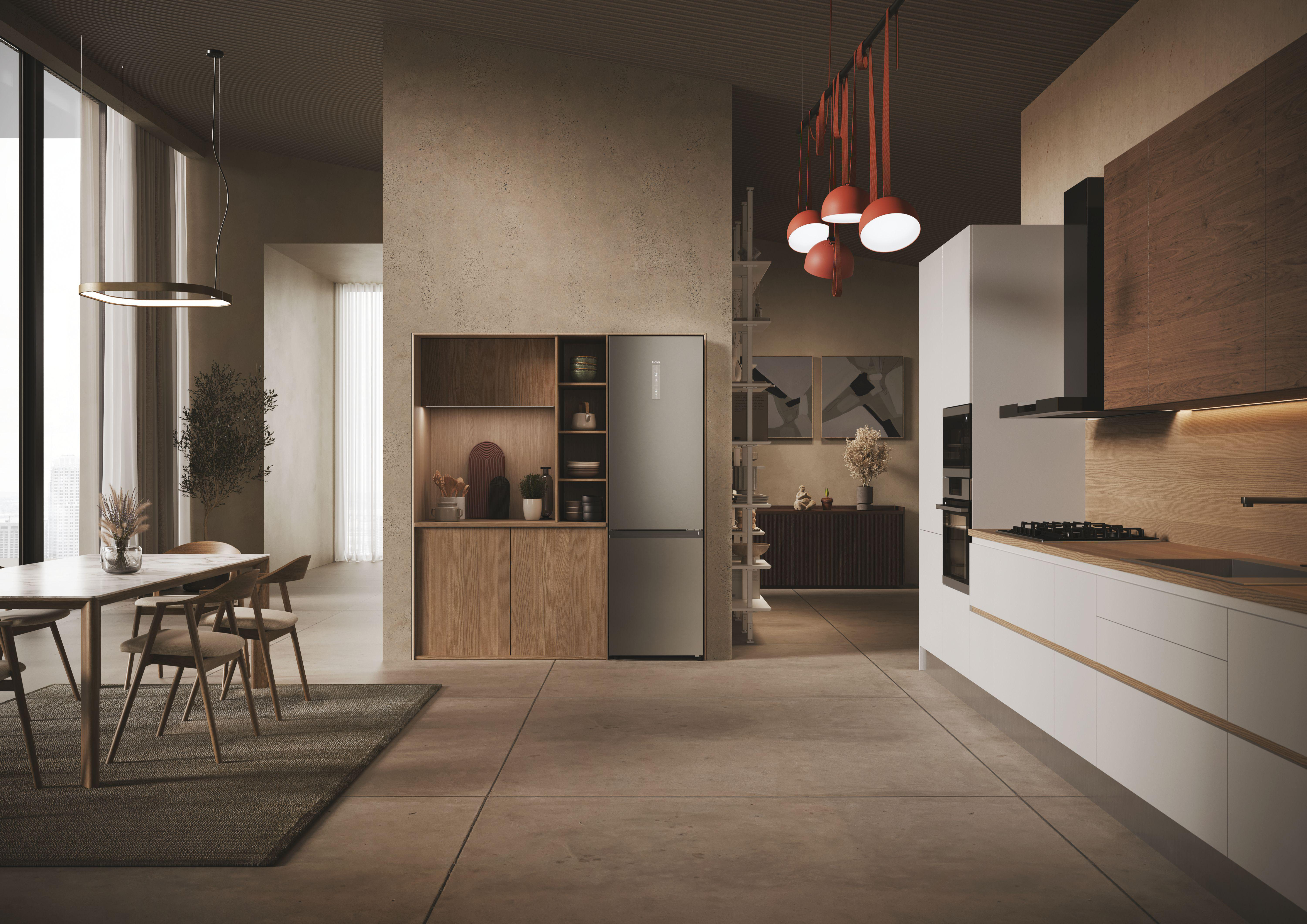 Modernes Kücheninterieur mit Holzschränken, Edelstahlkühlschrank und Pendelleuchten. Neutrale Farben.