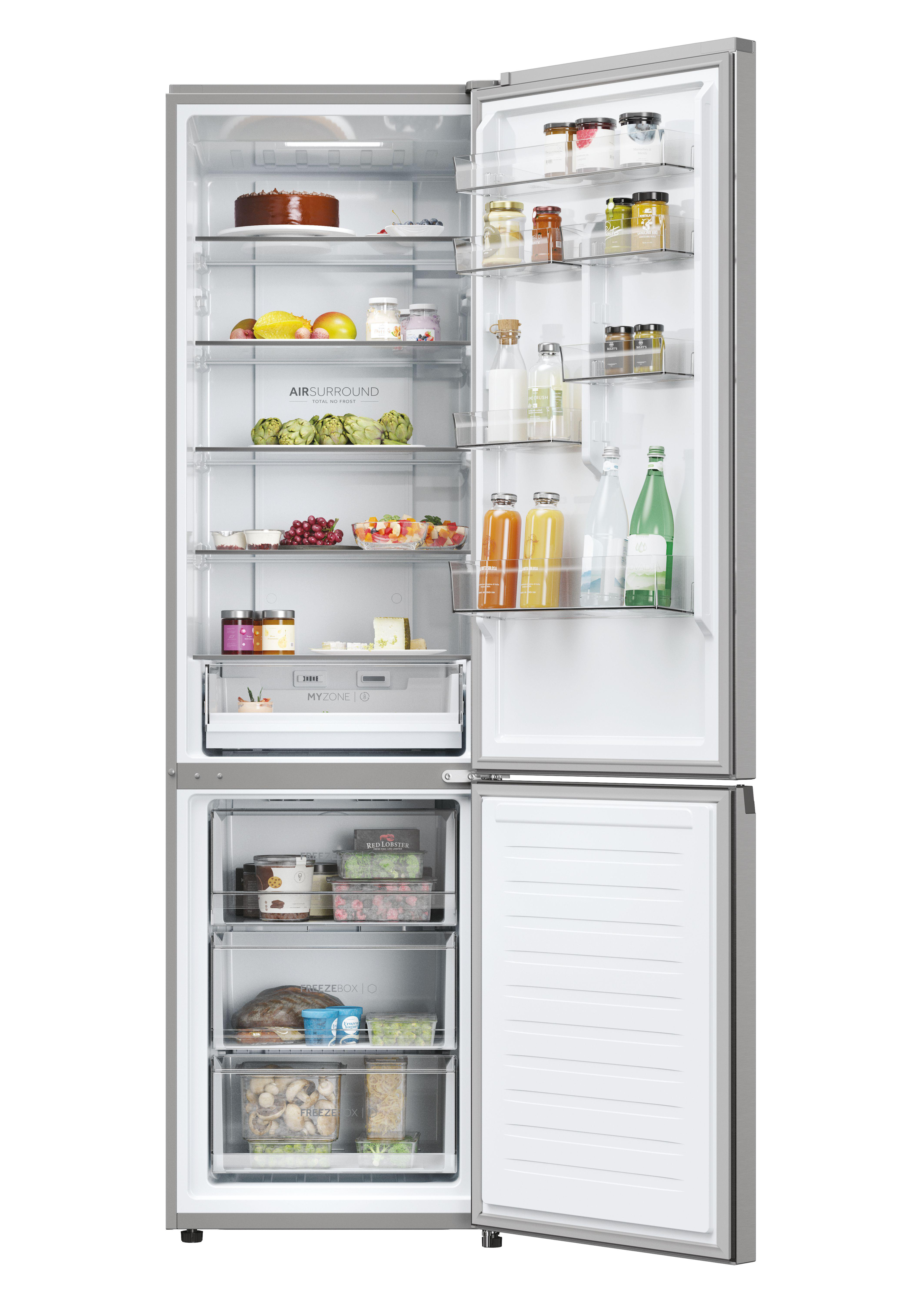 Geöffneter Kühlschrank mit Regalen voller Lebensmittel und Schubladen. Silberner Rahmen, weißer Innenraum.