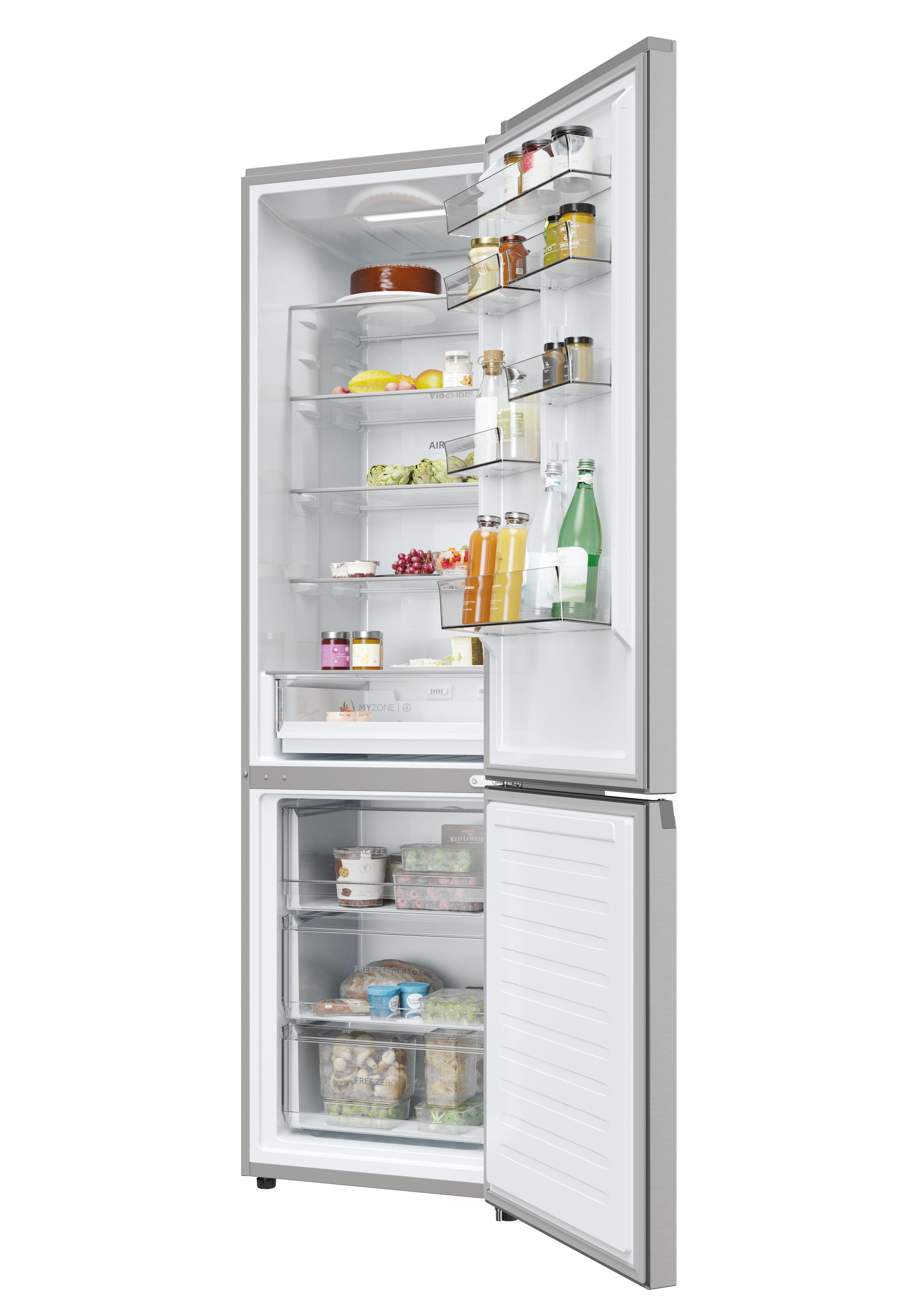Kühlschrank mit offener Tür, gefüllt mit Lebensmitteln. Regale mit Artikeln, Schublade sichtbar.