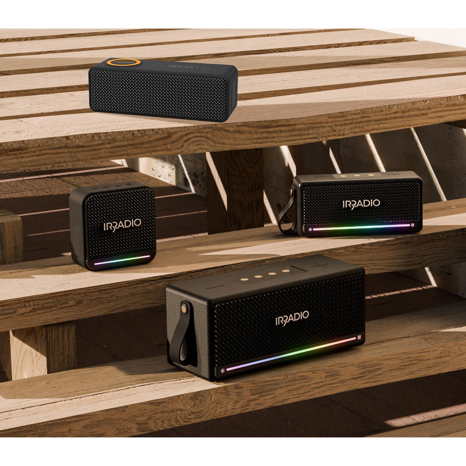 Quattro altoparlanti IRRADIO su mensole di legno. Gli altoparlanti hanno diverse dimensioni e strisce luminose colorate.