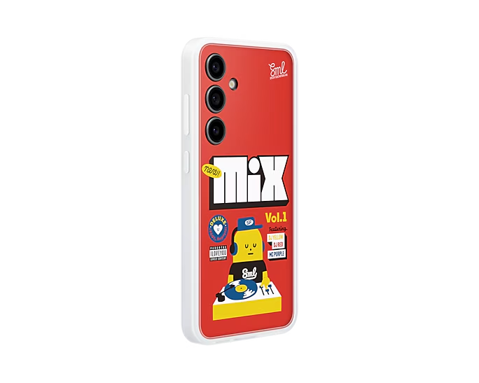 Funda roja con dibujos animados en la parte trasera. Tiene tres cámaras.