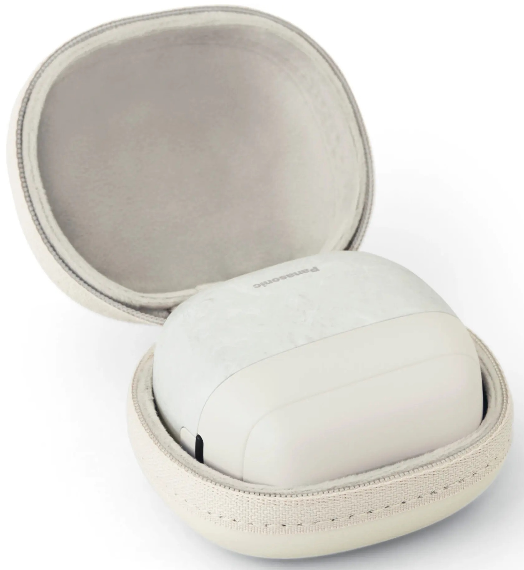 Otwarty biały futerał z białymi słuchawkami w środku, na białym tle.