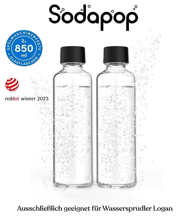 Zwei klare SodaPop-Flaschen mit schwarzen Deckeln. Die Flaschen stehen auf weißem Hintergrund mit Text.