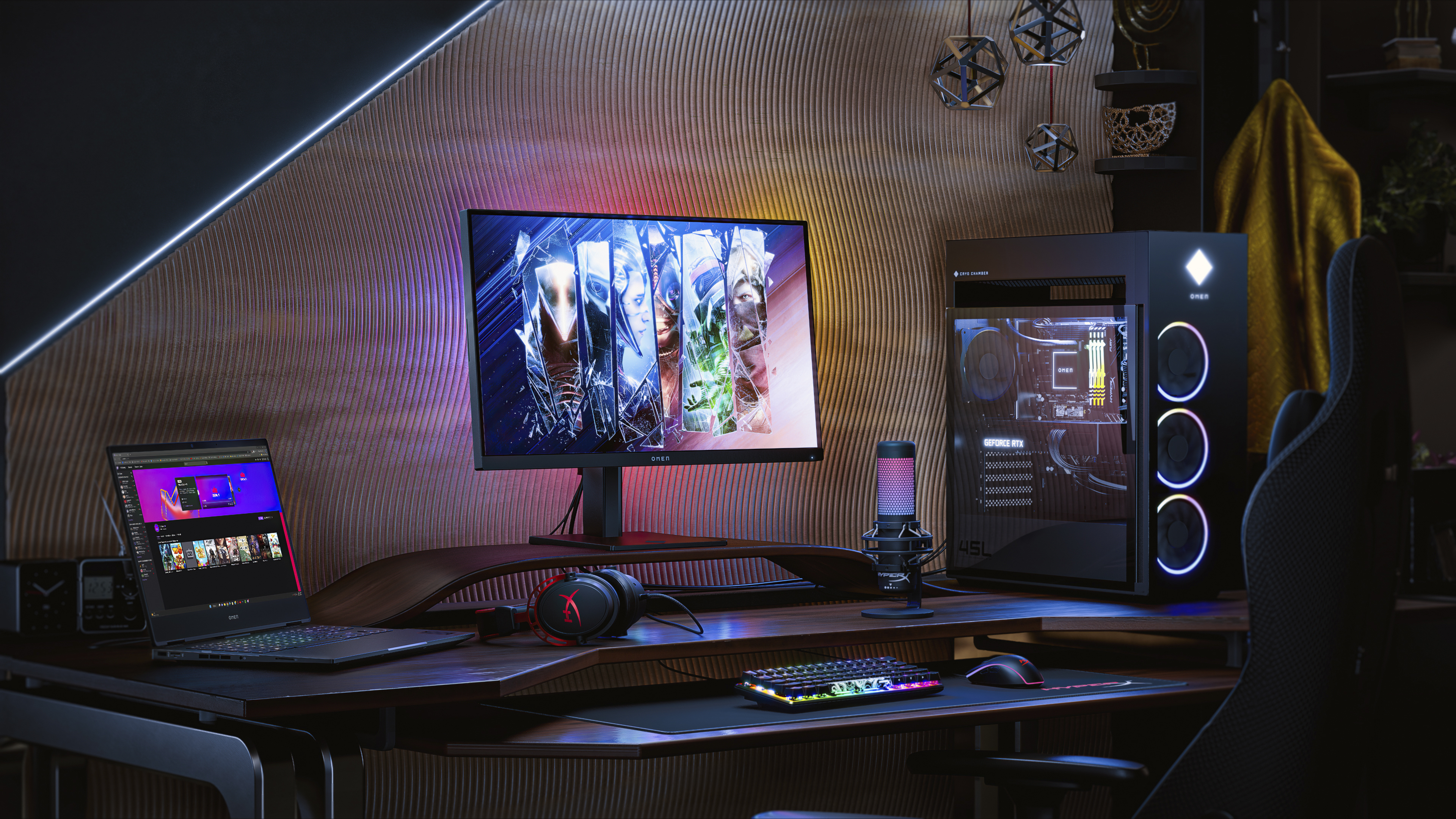 Gaming-Setup: Monitor, PC, Laptop, Tastatur, Headset, Mikrofon auf Holzschreibtisch, Neonlicht.
