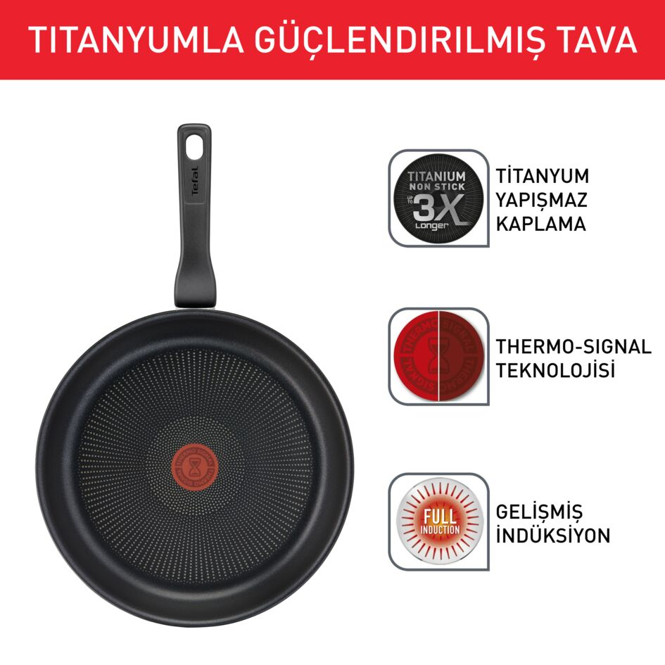 Uzun saplı siyah bir tava ve beyaz zemin üzerinde etiketler.