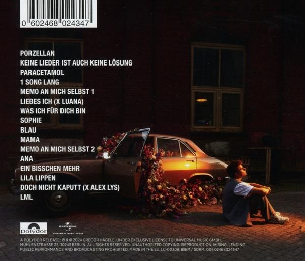 Albumcover mit einem mit Blumen bedeckten Auto, Text und einer sitzenden Person.