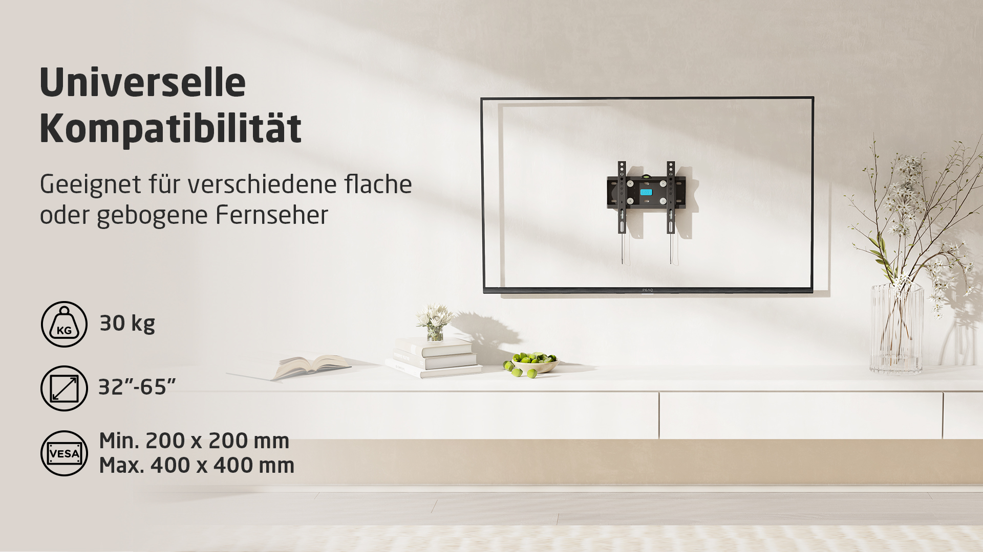 Fernseher an einer weißen Wand montiert. Zeigt eine TV-Halterung mit Text zur universellen Kompatibilität.