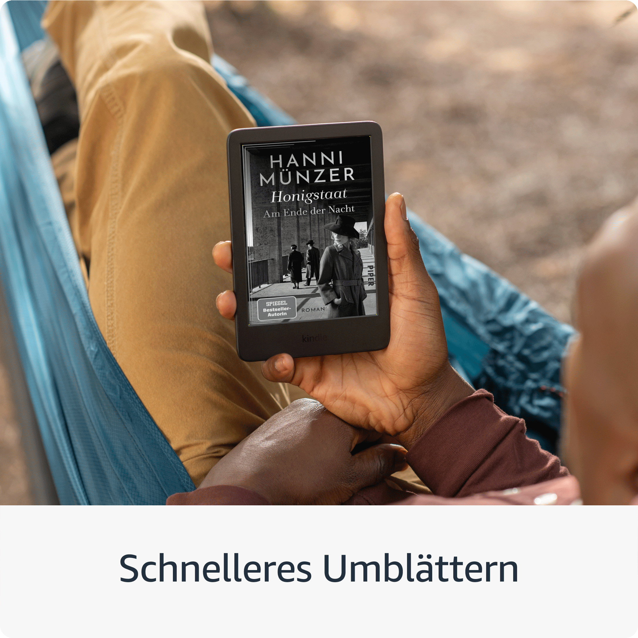 Person in Hängematte hält E-Reader. Bildschirm zeigt Buchcover. Braune Haut, blaue Hängematte.