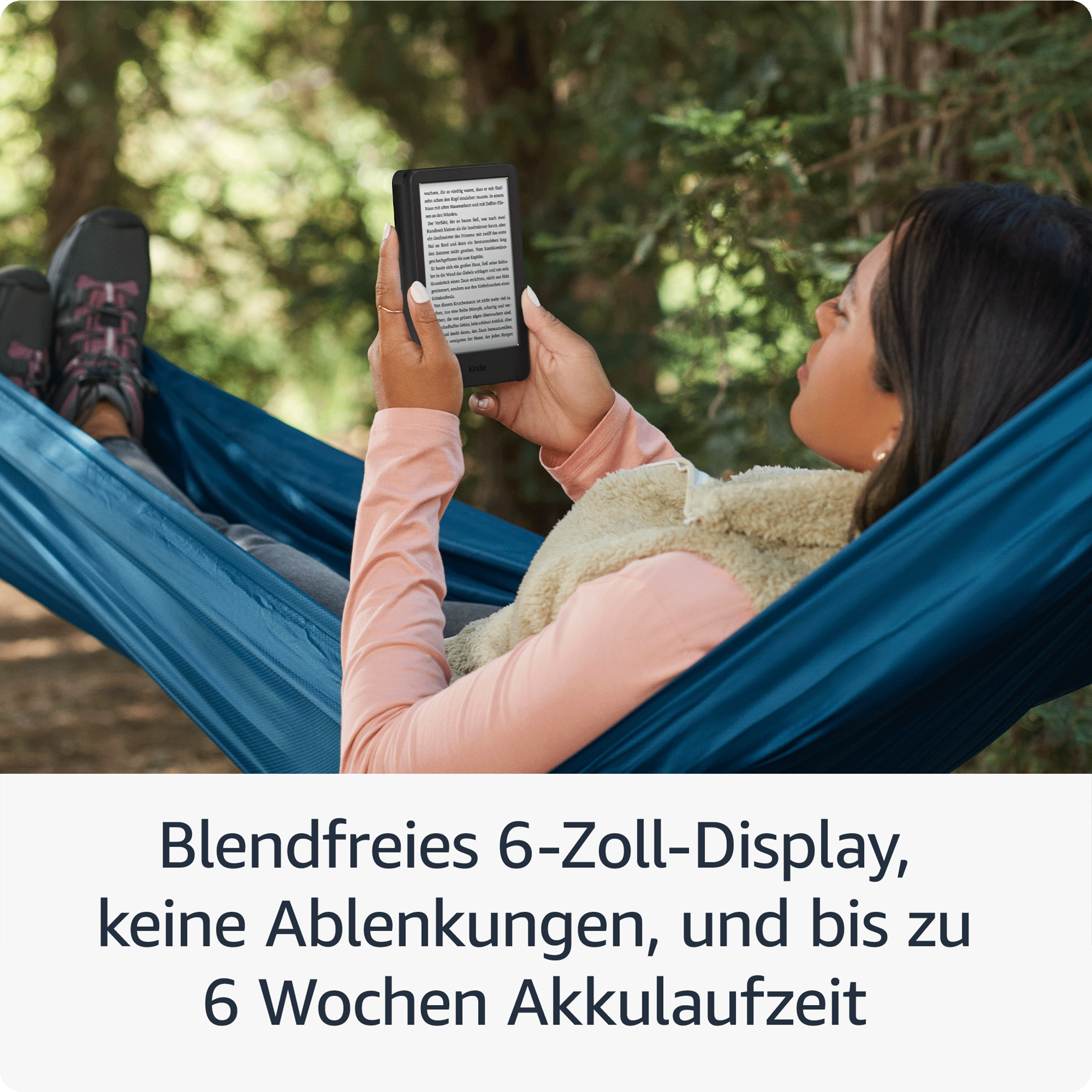 Frau liest E-Reader beim Entspannen in einer Hängematte im Freien.