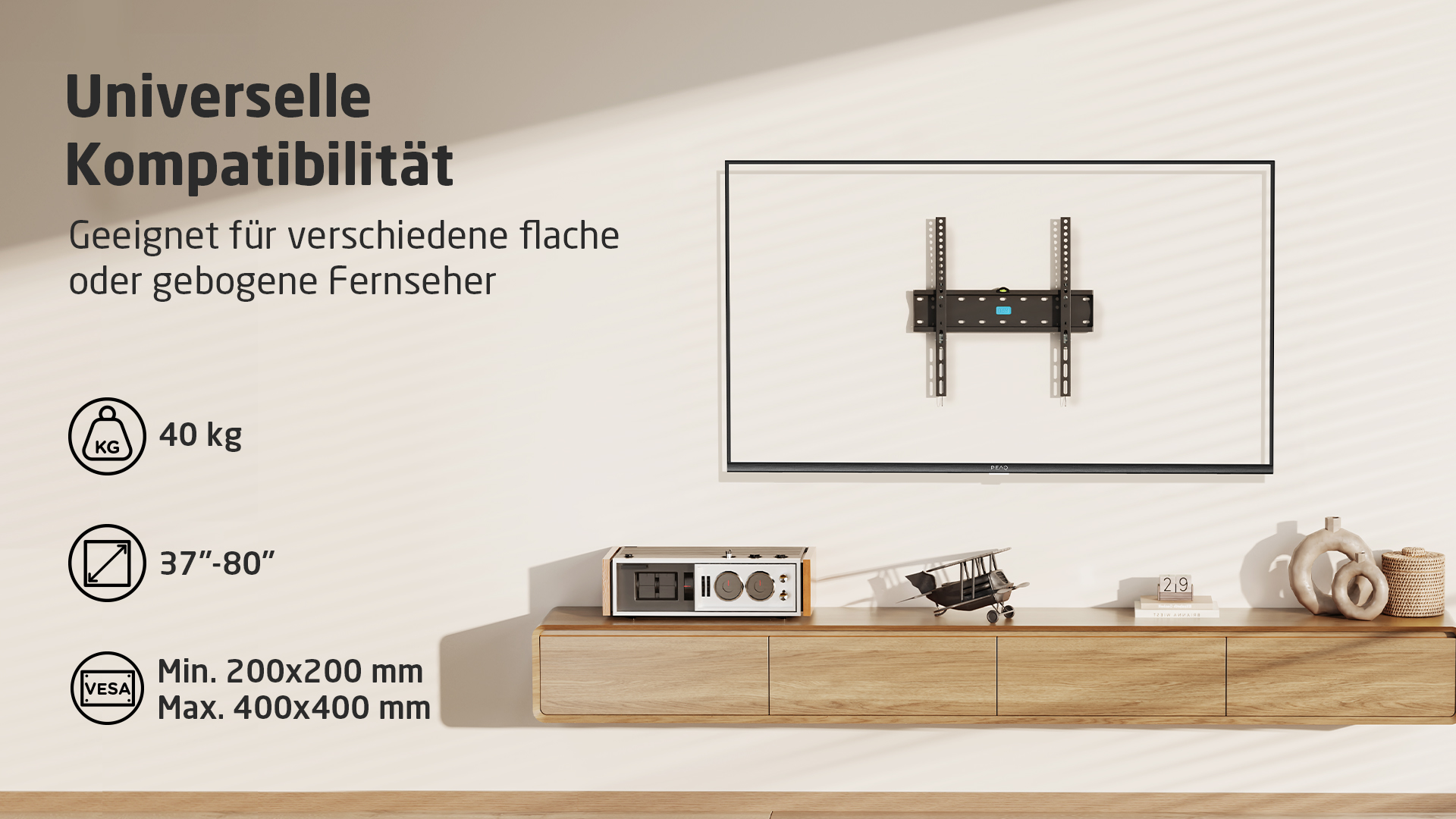 An der Wand montierter Fernseher mit Wandhalterung. Text auf Deutsch über Kompatibilität.