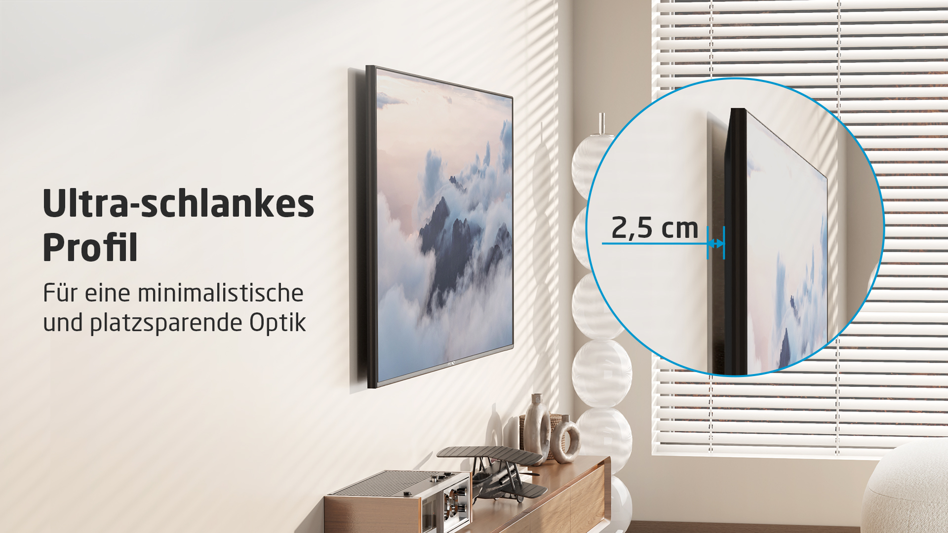 Ein Fernseher wird an einer Wand montiert, wobei sein schlankes Profil gezeigt wird. Daneben ist ein Detailausschnitt mit 2,5 cm Dicke.