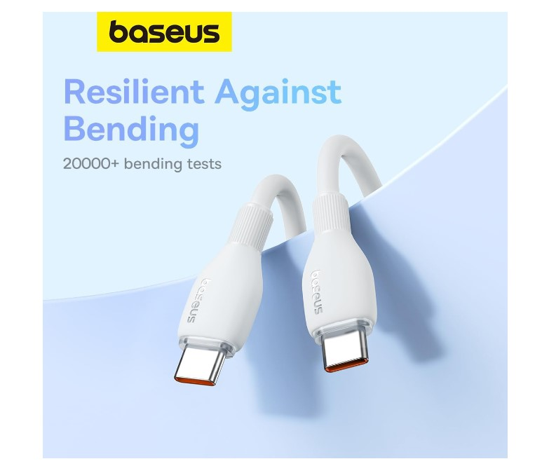 USB-C konektörlü beyaz şarj kabloları, baseus logosu ve metin ile.