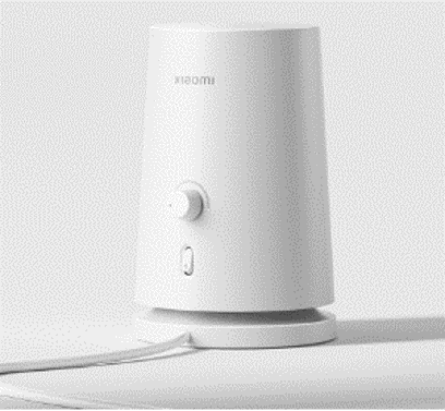Beyaz Xiaomi hava temizleyici beyaz bir yüzeyde. Minimalist tasarım.