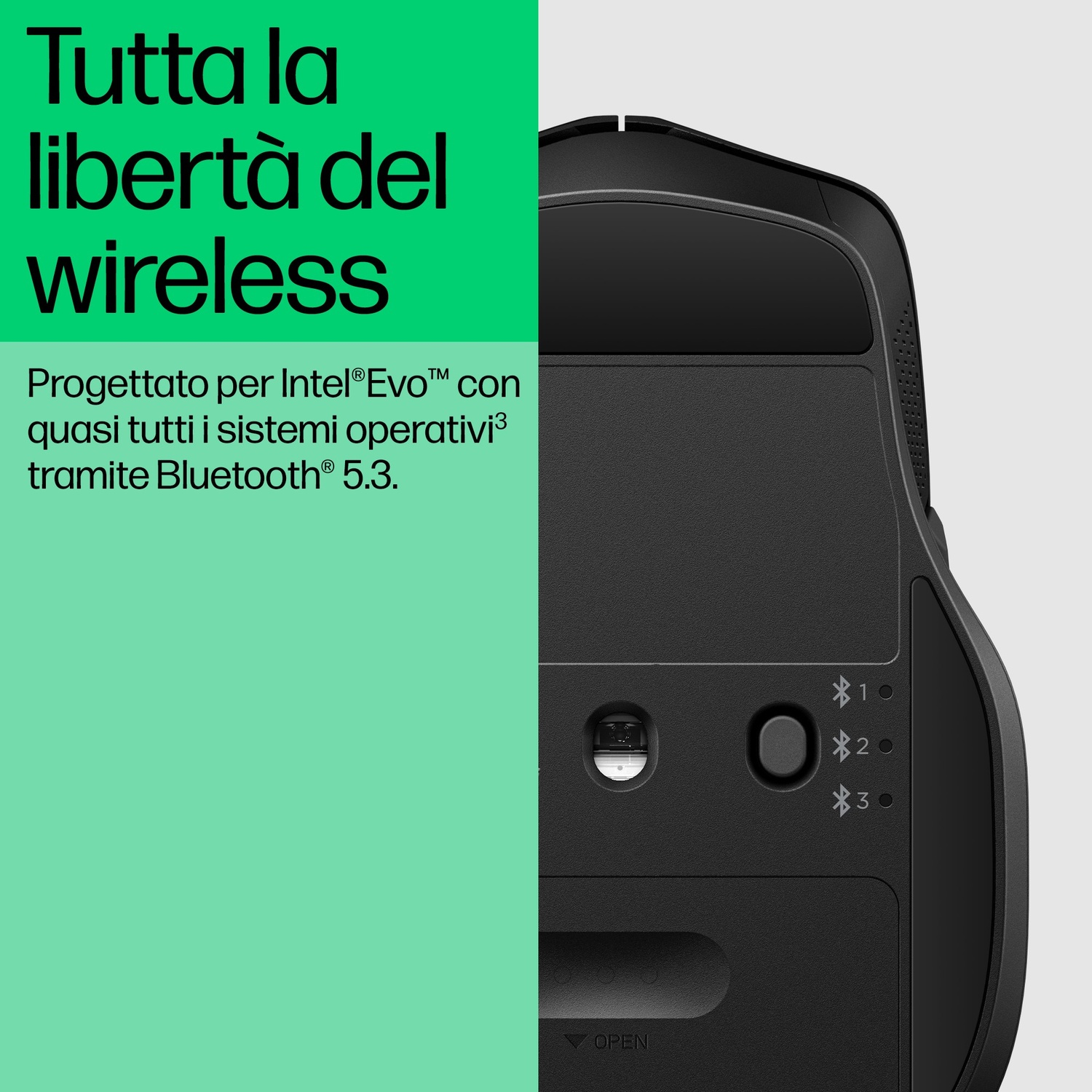 Un mouse nero con la parte inferiore visibile, con testo in italiano. Il testo è su sfondo verde.