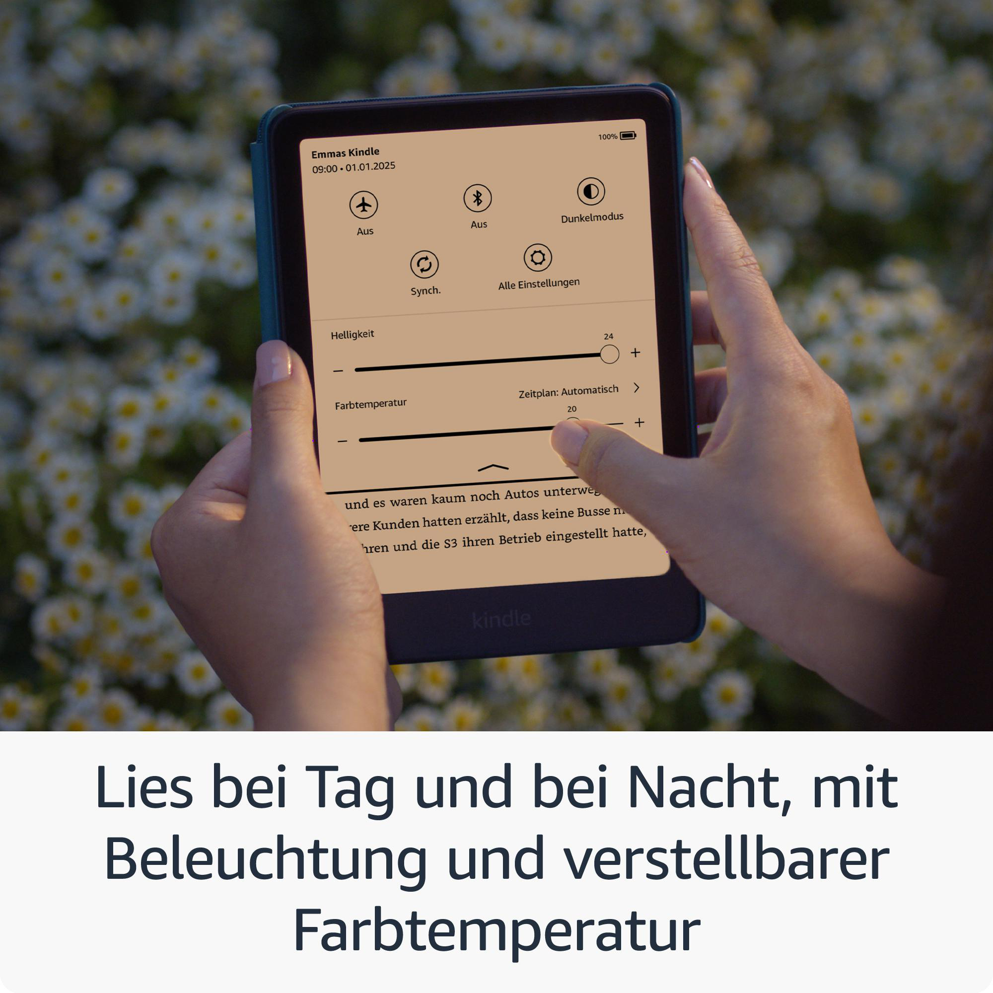 Person hält ein Tablet, mit einem Bildschirm, der Einstellungen und Text anzeigt.