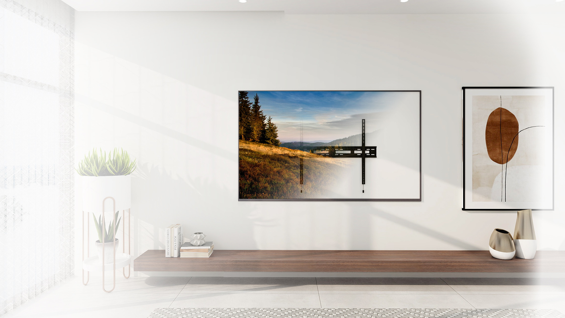Fernseher an der Wand montiert. Darunter ein Holzregal mit Dekorationsartikeln und Pflanzen.