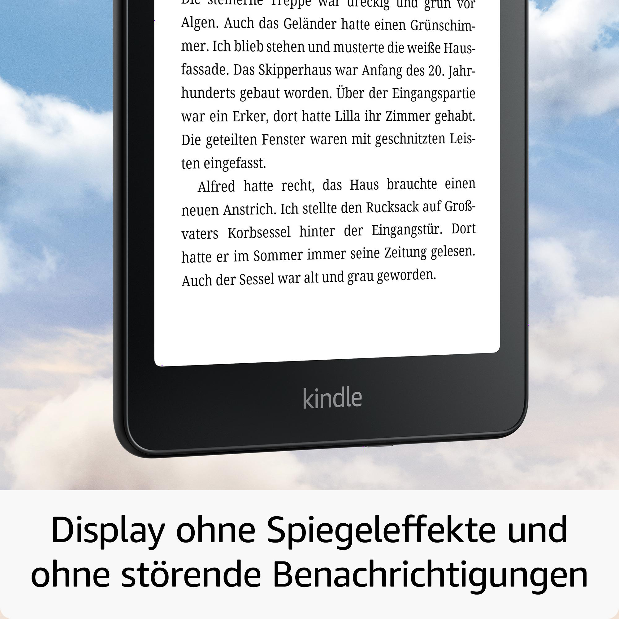 Nahaufnahme eines schwarzen Kindle, der Text vor einem bewölkten Hintergrund anzeigt.