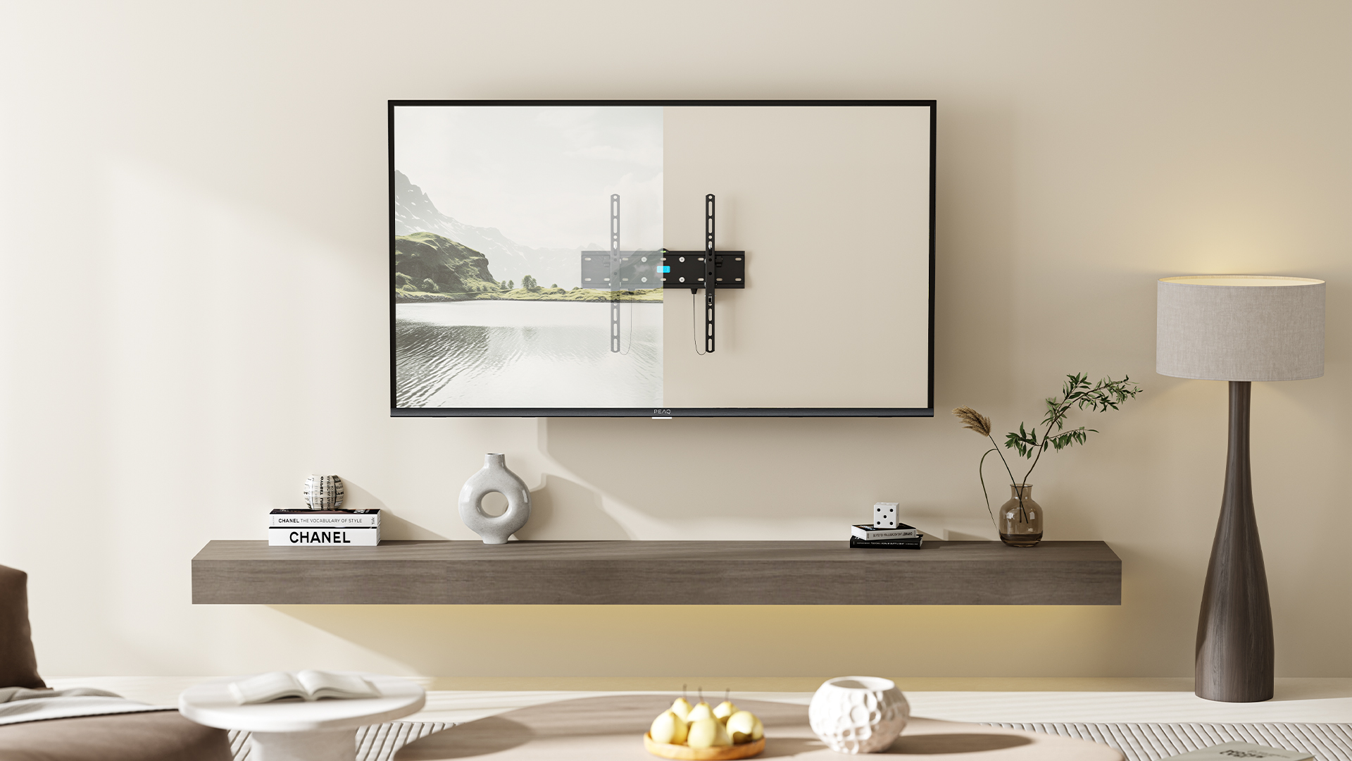 Ein Fernseher an der Wand mit einem Regal darunter. Bücher, eine Vase und eine Lampe stehen auf dem Regal.