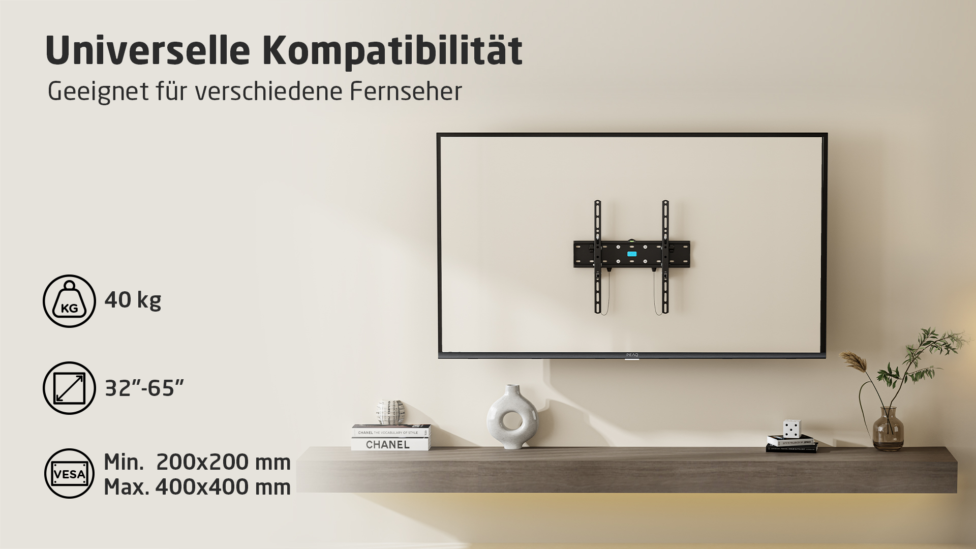 Ein Fernseher an der Wand mit einem Regal und dekorativen Gegenständen darunter.