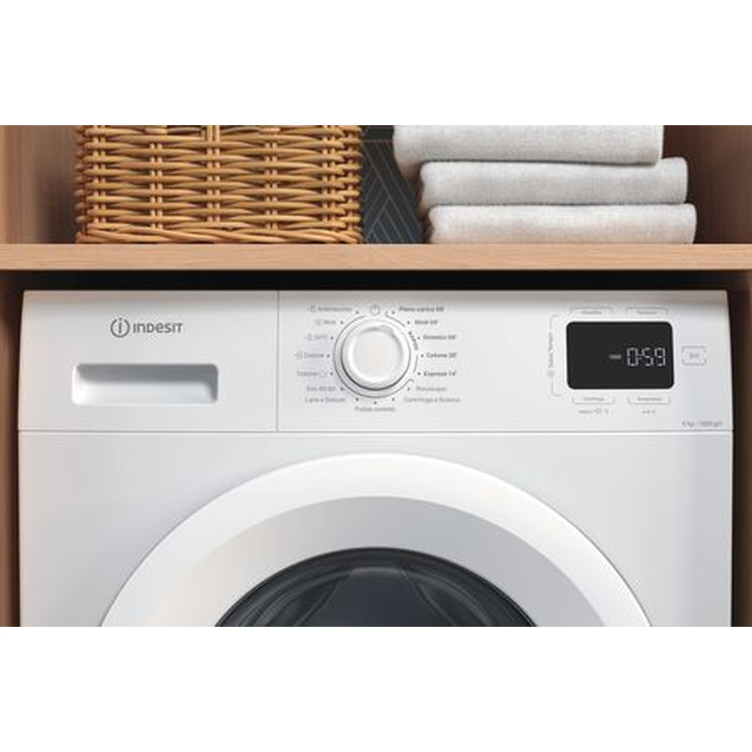 Un pannello di controllo di una lavatrice bianca con manopola, display e logo Indesit.