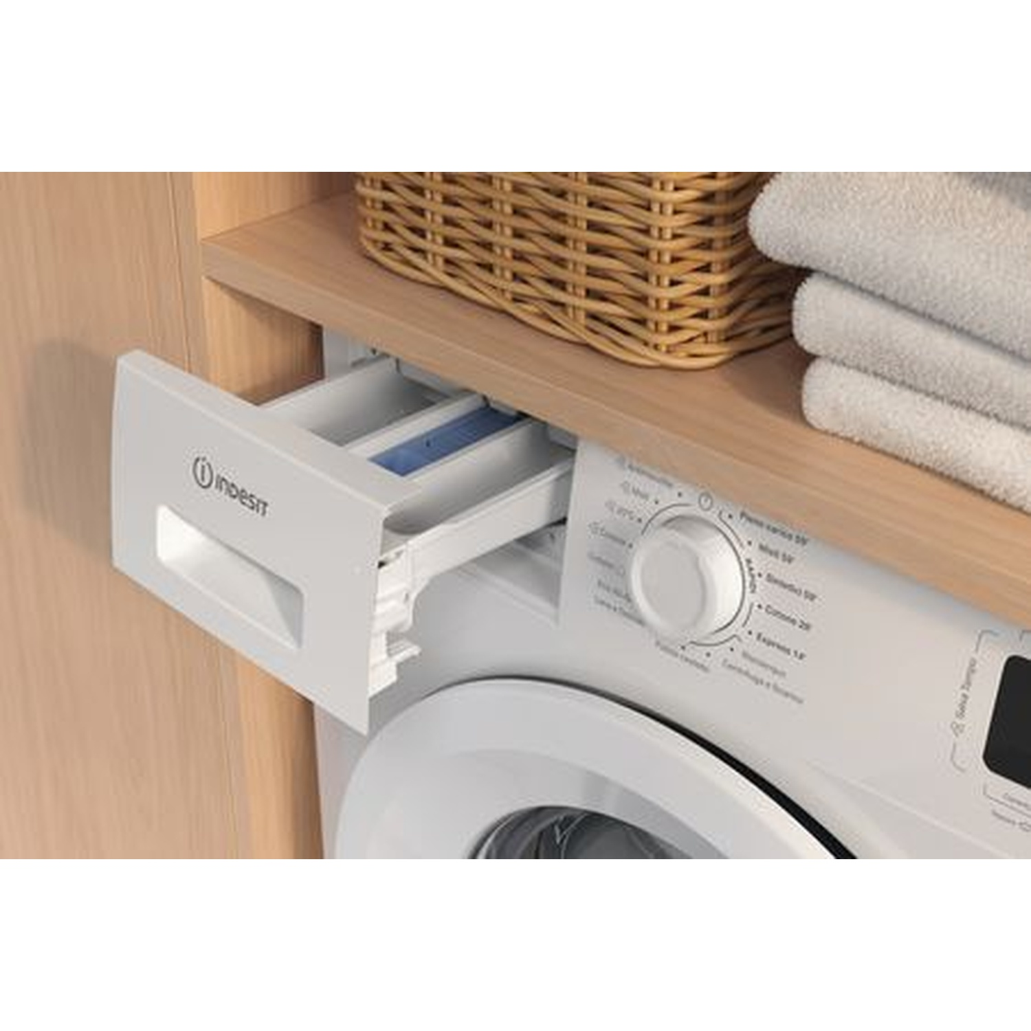 Lavatrice con cassetto aperto. Il cassetto contiene scomparti per detersivo.