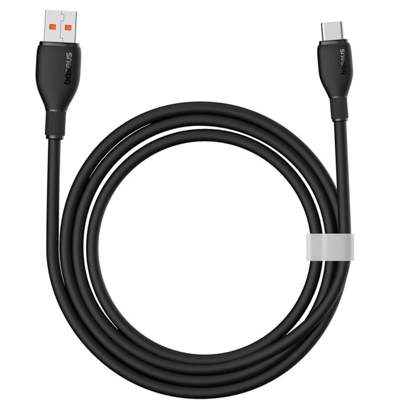 Siyah USB-A - USB-C kablosu, beyaz zemin üzerinde kıvrılmış, Baseus logosu görünüyor.