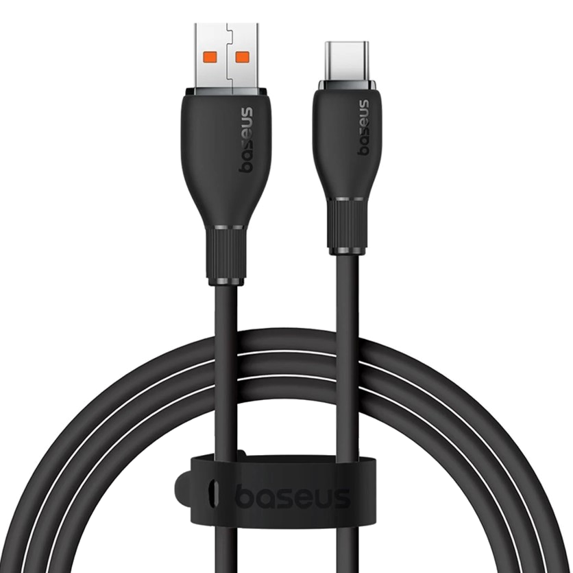 İki siyah USB kablosu: biri USB - USB-C, turuncu konektörlerle.