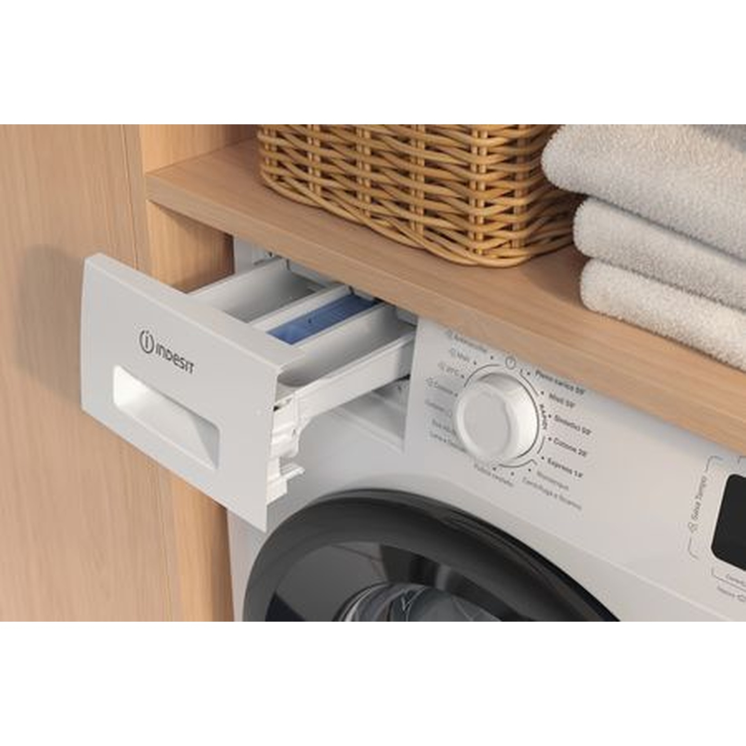 Una lavatrice bianca con il cassetto del detersivo aperto.