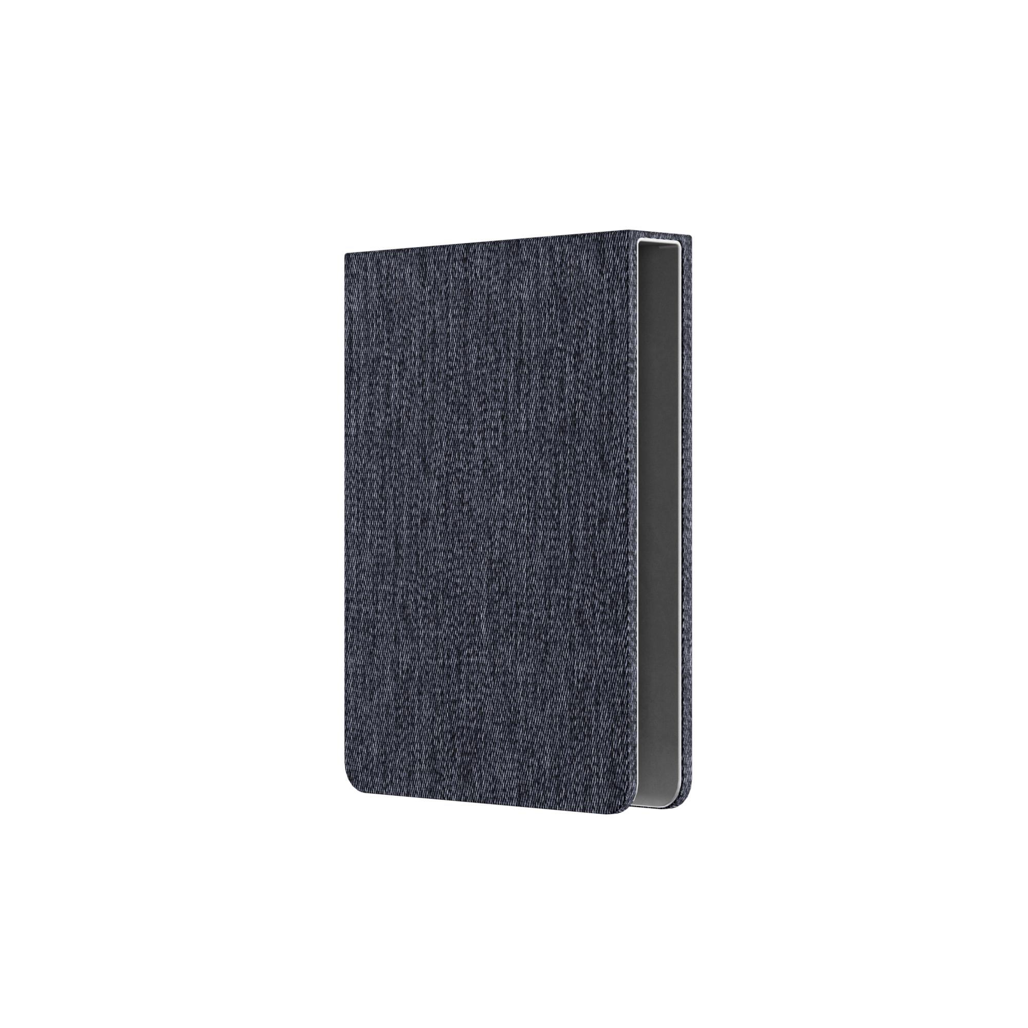 Ein Buch mit denimtexturierter Hülle. Der Buchrücken ist sichtbar, mit silberfarbener Kante.