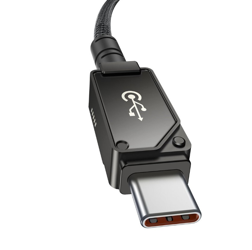 Siyah kasalı USB-C konektörü. Beyaz arka plan. Yakın çekim.