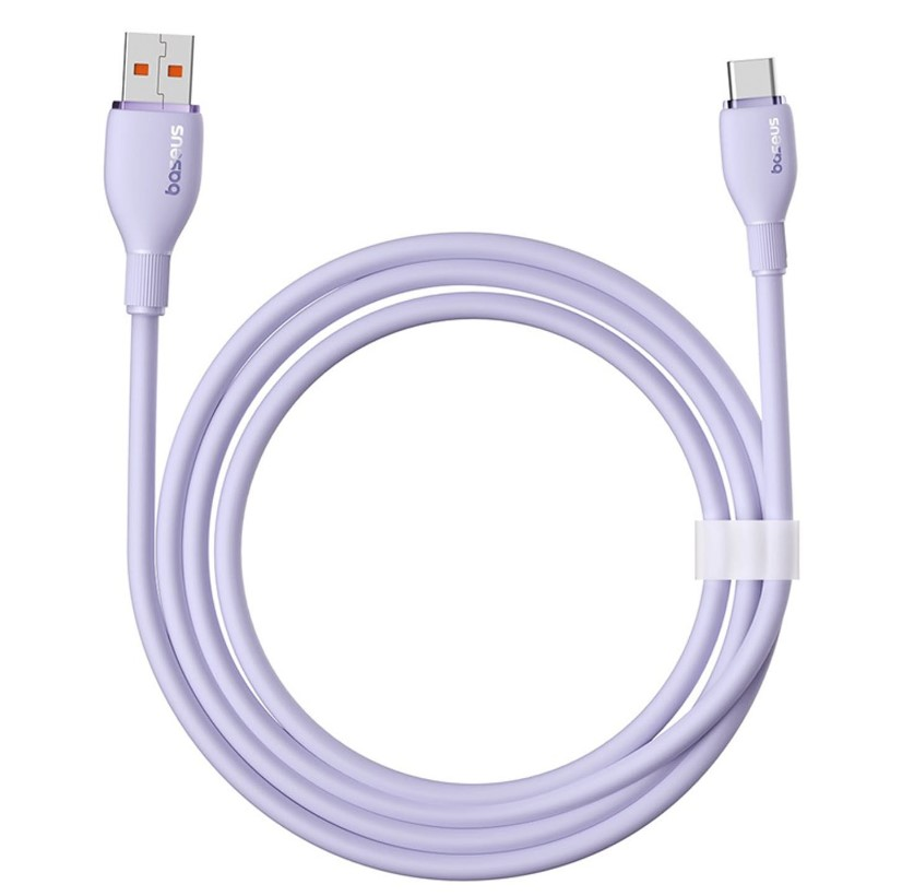 Beyaz bir bağ ile sarılmış açık mor bir USB-C kablosu. Her iki uçta da 'Baseus' markası var.