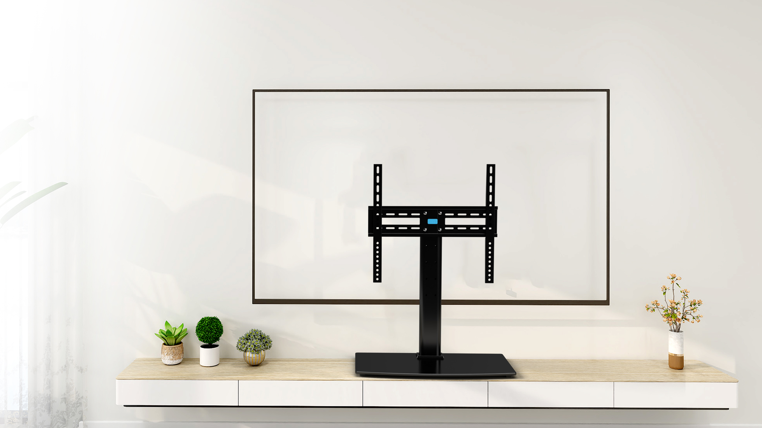 TV-Ständer mit schwarzer TV-Halterung. Eine weiße Wand und ein weißes Regal mit Pflanzen und einer Vase.