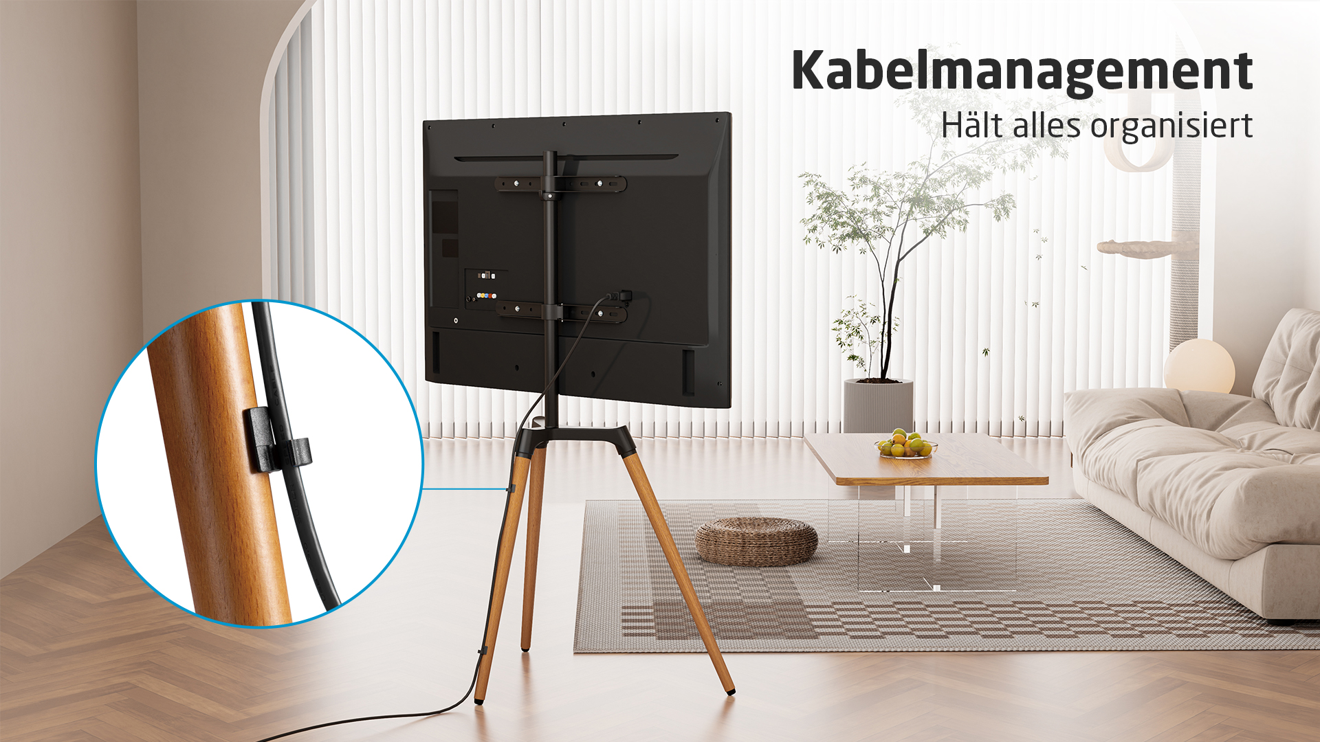 Fernseher auf einem hölzernen Stativständer. Kabel werden verwaltet. Modernes Wohnzimmer.