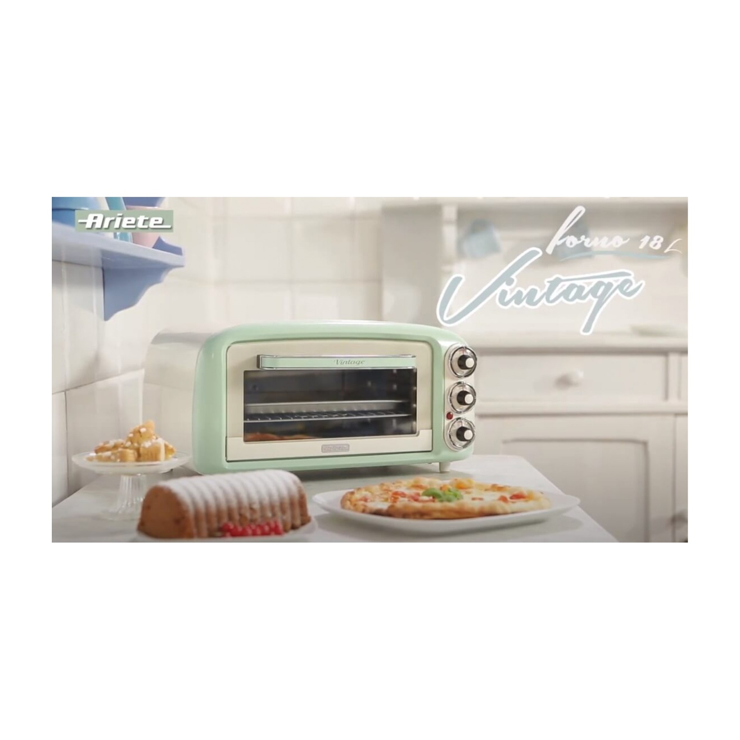 Un forno verde menta in stile vintage con cibo su un tavolo di fronte.